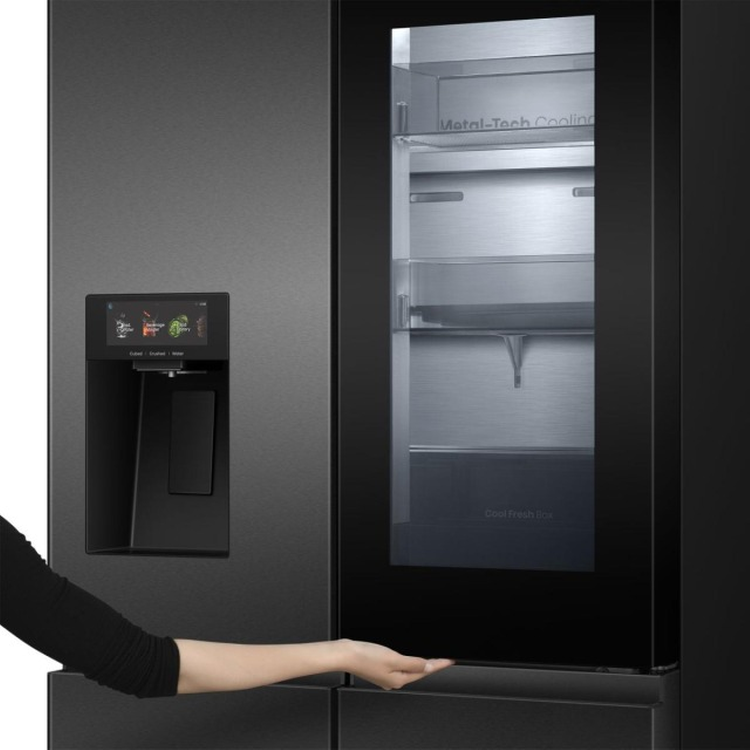 Een hand opent een lade van een moderne zwarte koelkast met touchscreen.