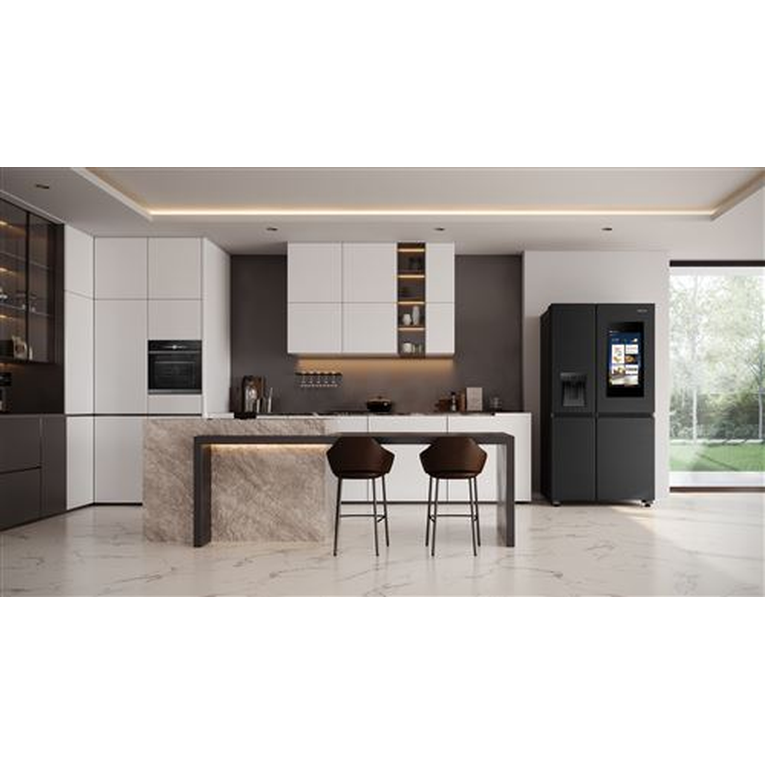 Moderne keuken met zwarte koelkast, eiland en krukken.
