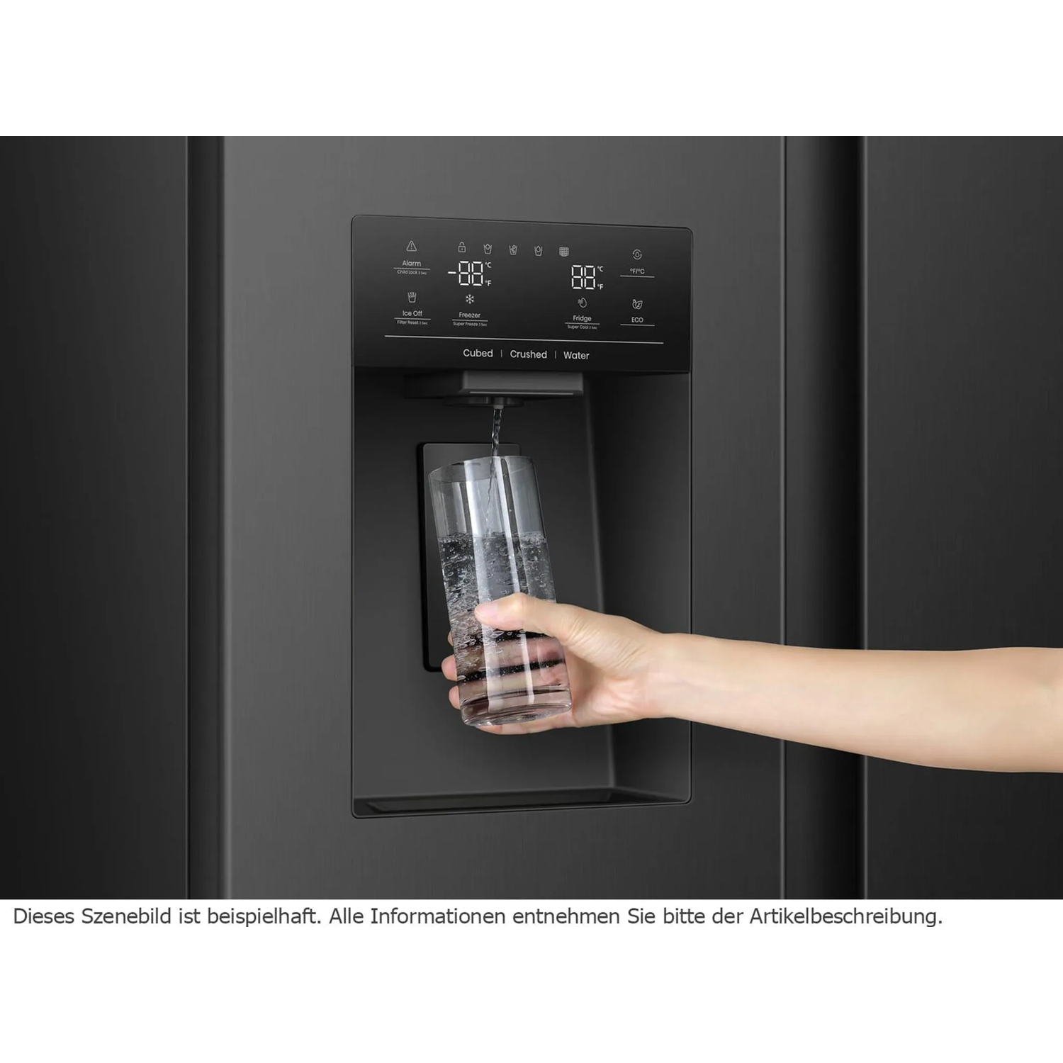 Een hand houdt een glas onder een waterdispenser op een zwarte koelkast.
