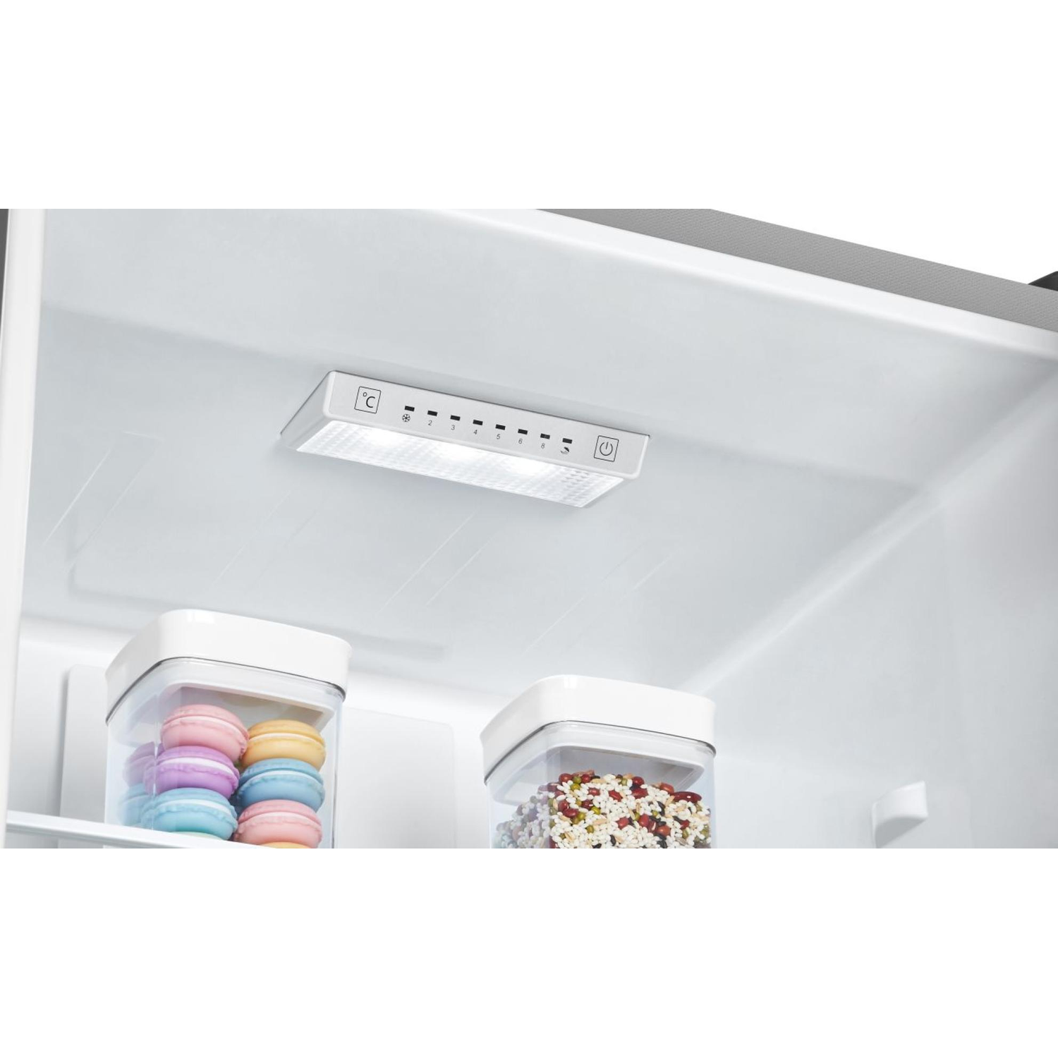 Koelkastinterieur met kleurrijke macarons en rijst in bakjes.