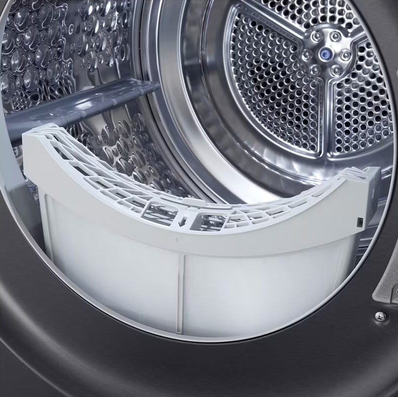 Biały filtr do prania znajduje się w bębnie suszarki.