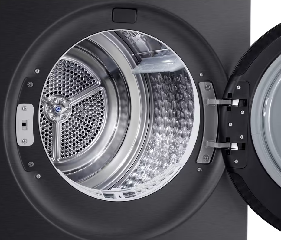 Widok wnętrza otwartej, czarnej suszarki do ubrań ze srebrnym bębnem.