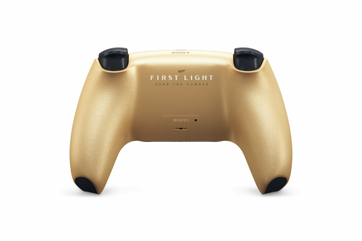 Złoty tył kontrolera Sony z napisem "007 FIRST LIGHT EARN THE NUMBER".