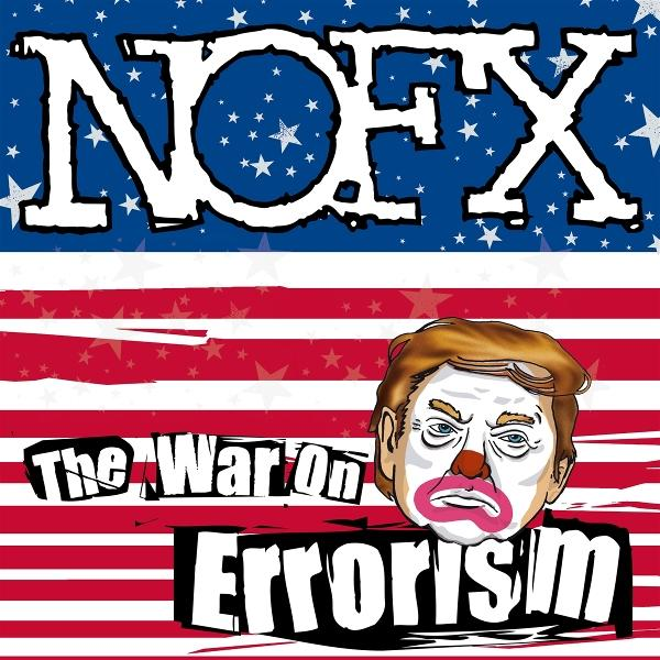 NOFX Bandlogo über einer Trump-Karikatur als Clown auf einer US-Flagge.