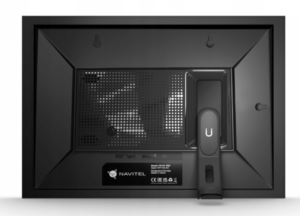 Egy fekete eszköz hátoldala szellőzőráccsal és USB-vel.