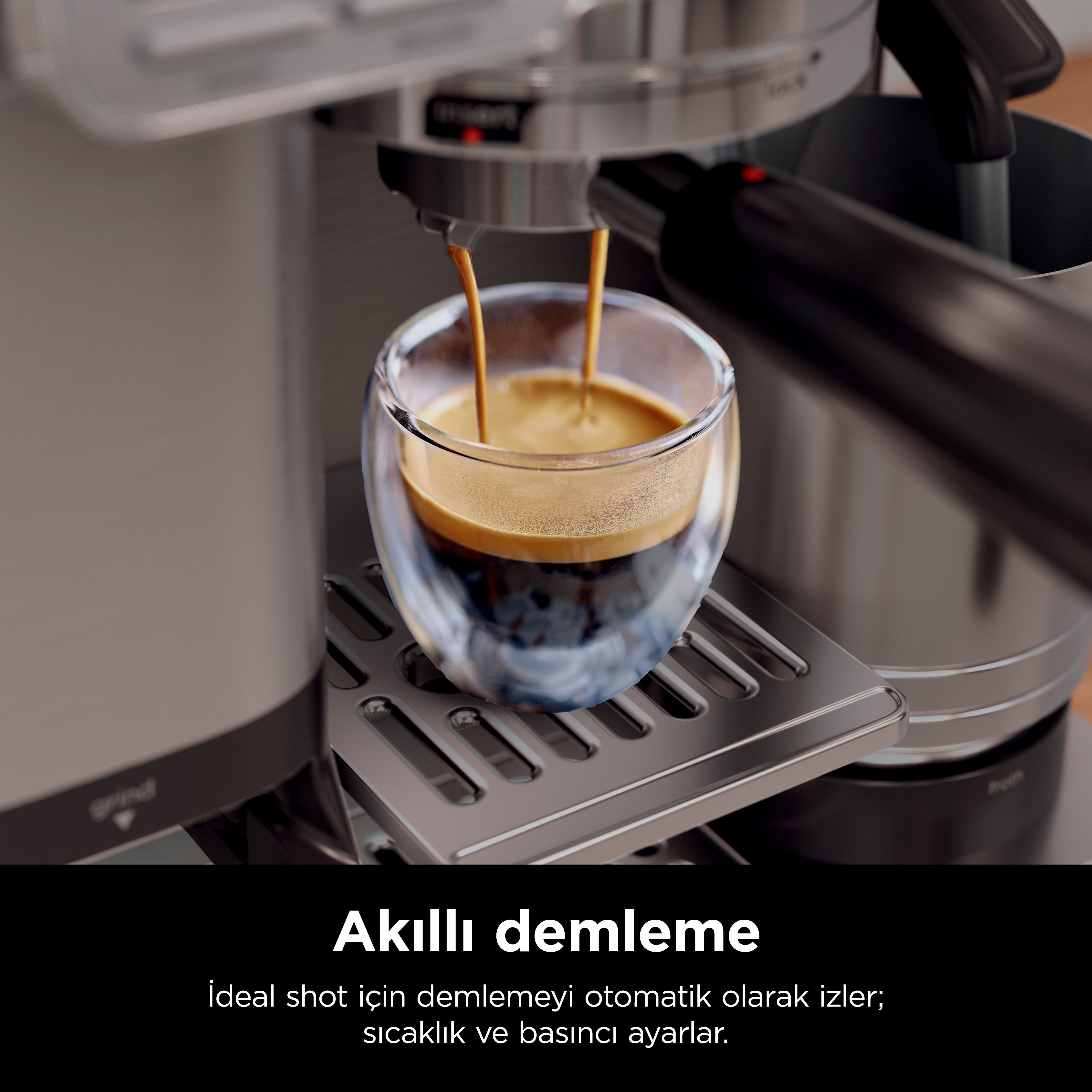 Espresso makinesi bir bardağa kahve yapıyor. Yakın çekim.