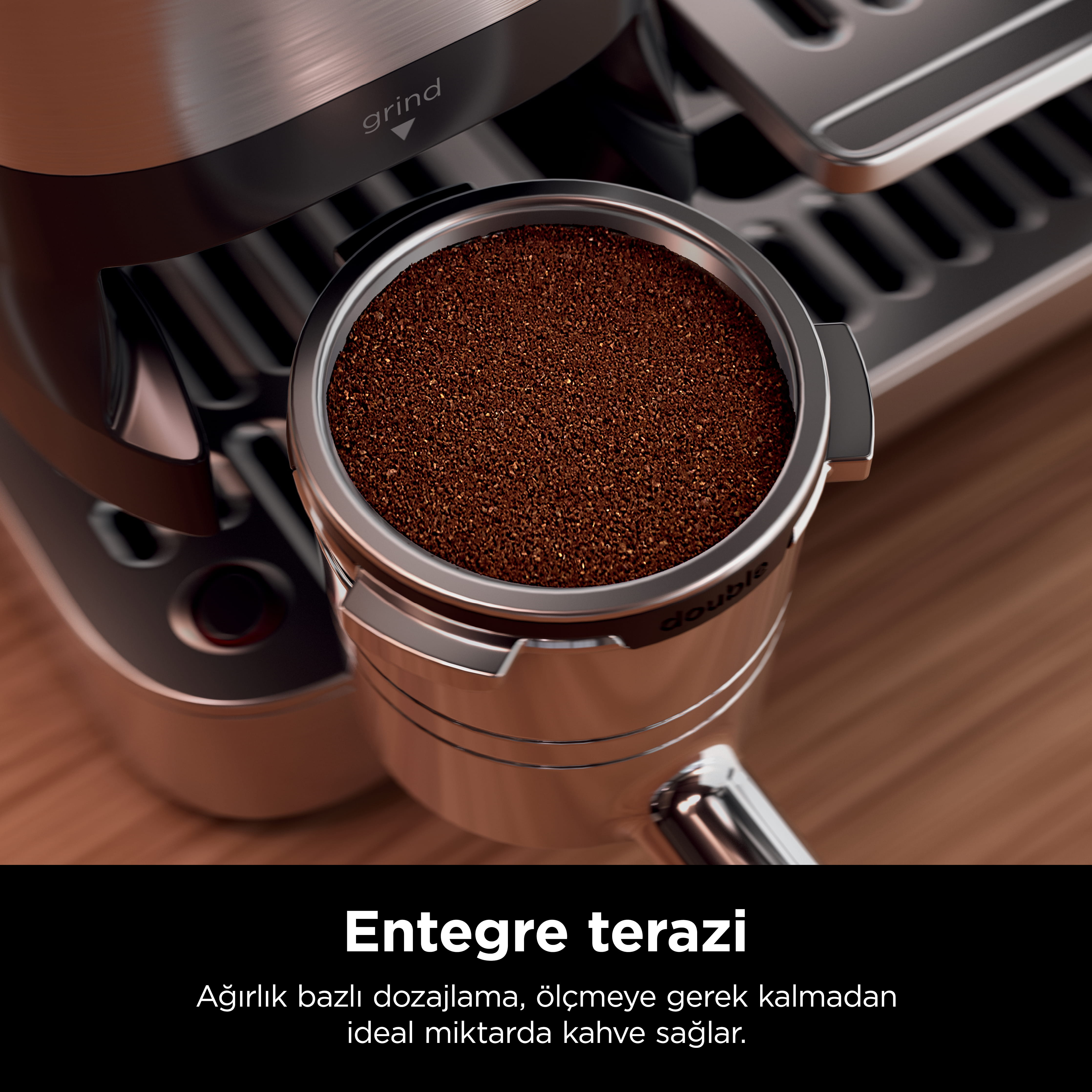 Espresso makinesinin portafiltresinde öğütülmüş kahve.