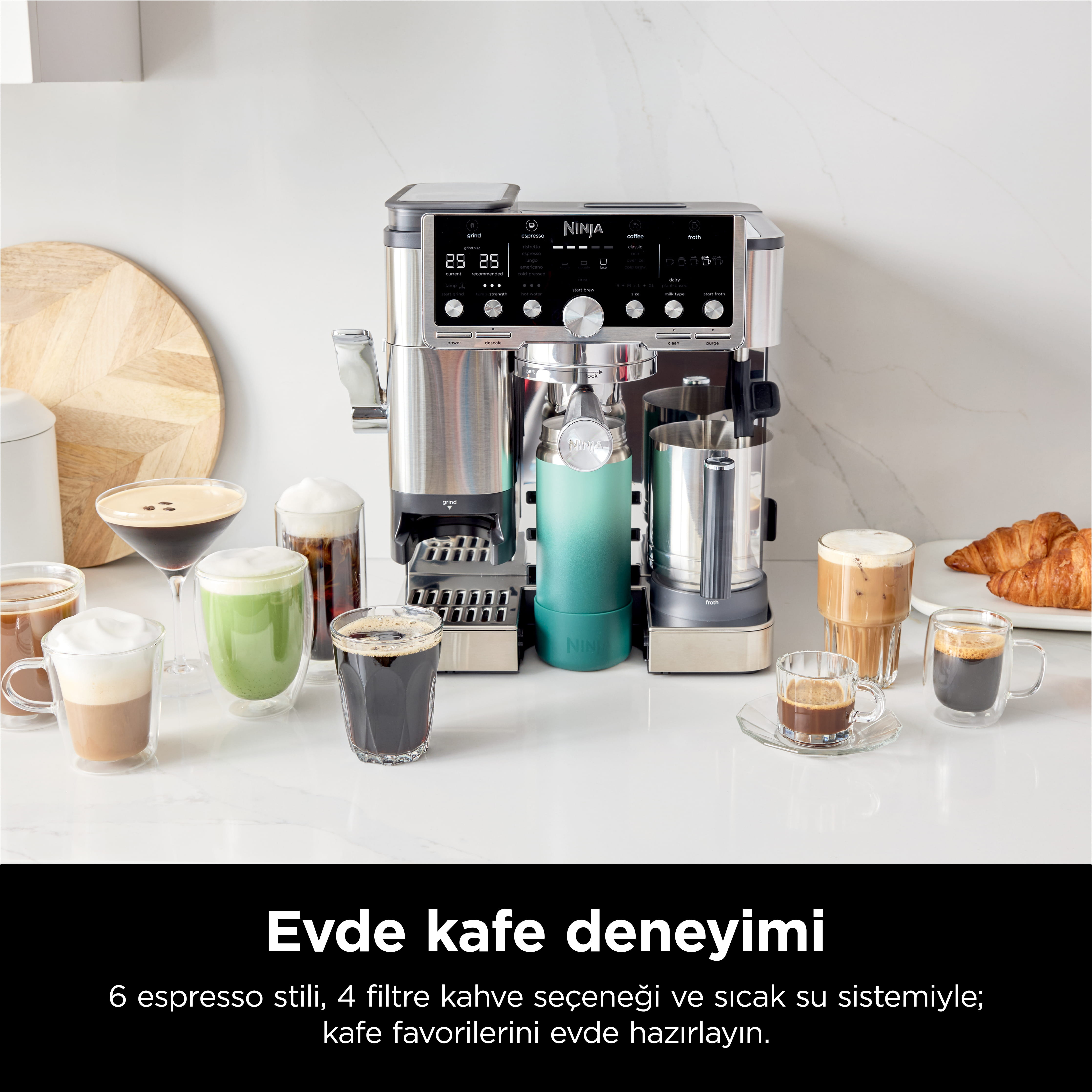 Çeşitli kahve içecekleri ve kruvasanlar içeren bir Ninja kahve makinesi.
