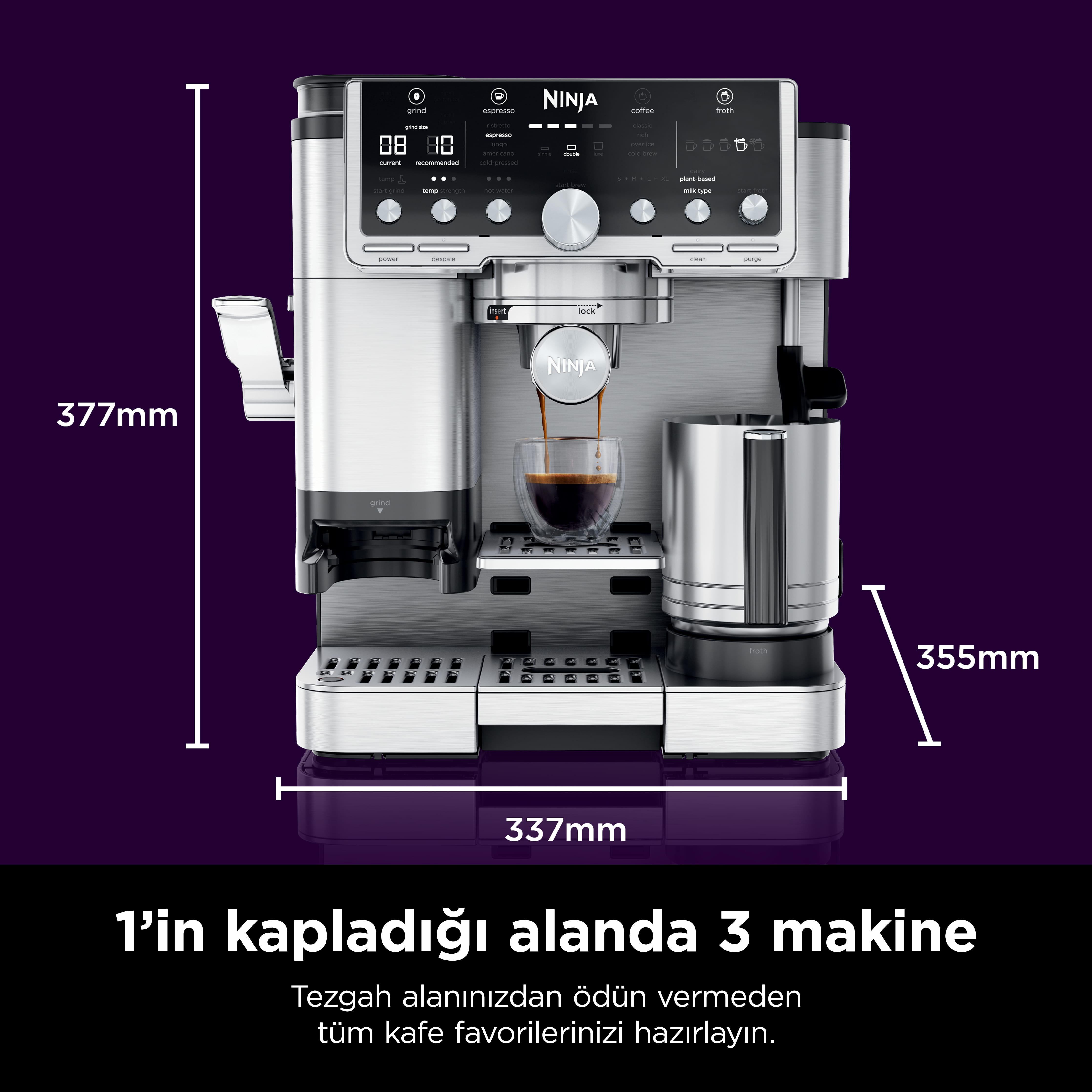 Gümüş Ninja kahve makinesi bardağa espresso yapıyor. Boyutlar gösteriliyor.