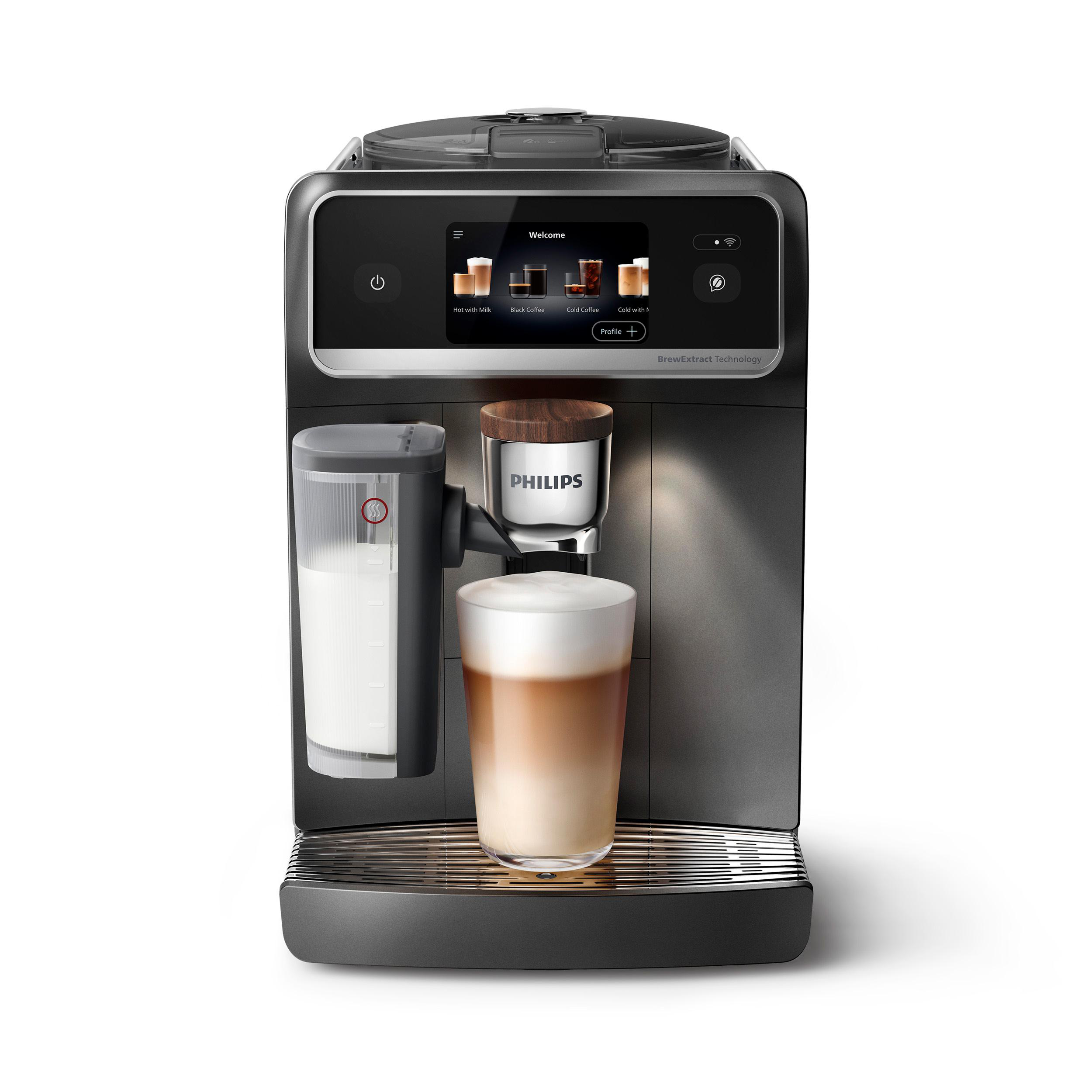 Eine Kaffeemaschine mit Milchbehälter und einem Glas Latte Macchiato.