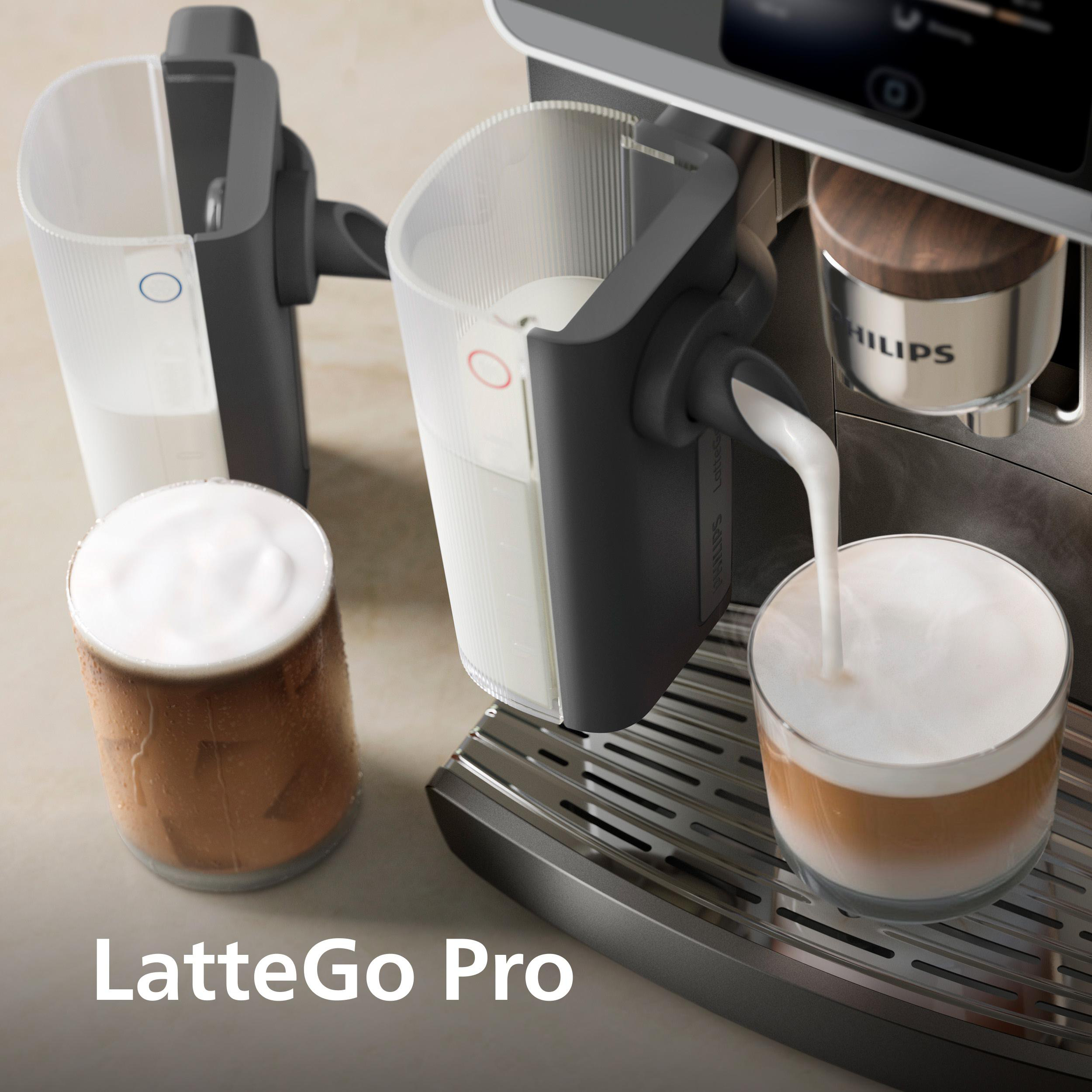 Eine Kaffeemaschine bereitet einen Latte mit Milchschaum zu, daneben ein fertiger Latte.