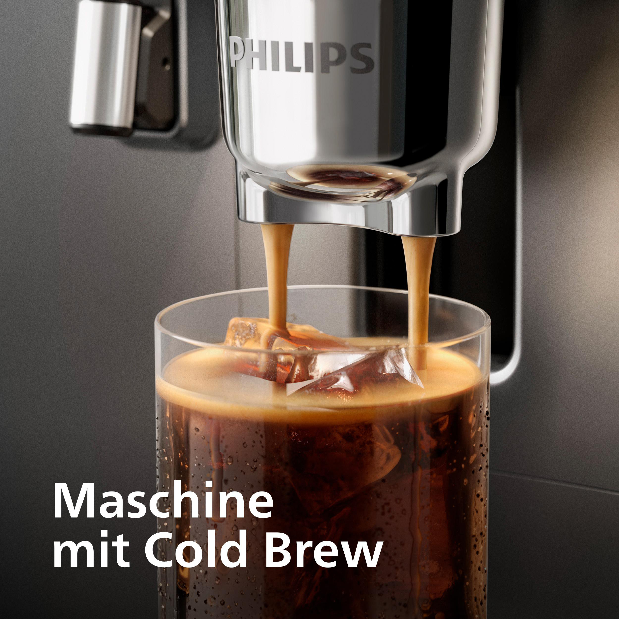 Kaffeemaschine brüht schwarzen Kaffee mit Eiswürfeln in einem Glas.