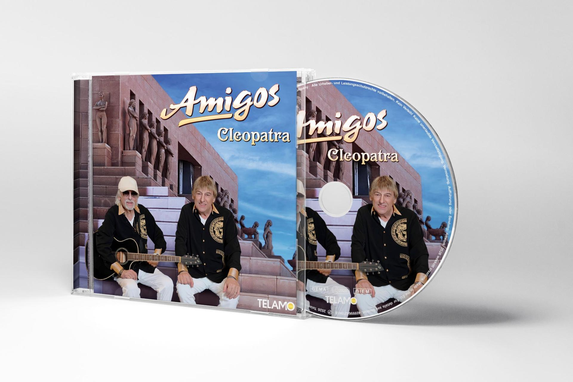 Zwei Männer mit Gitarren vor einer Steintreppe mit Skulpturen. CD-Cover.