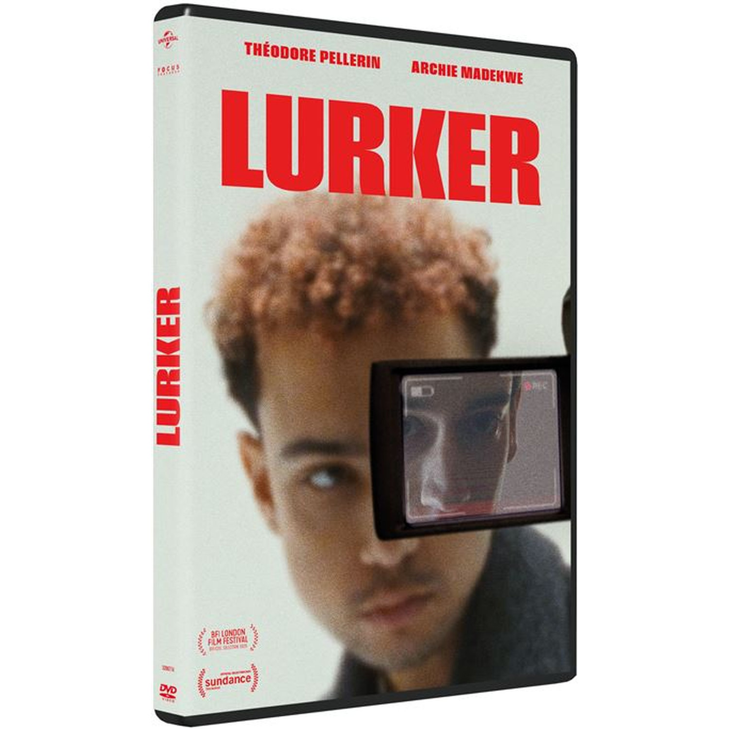 DVD-hoes voor LURKER, met een man in focus die naar een scherm kijkt.