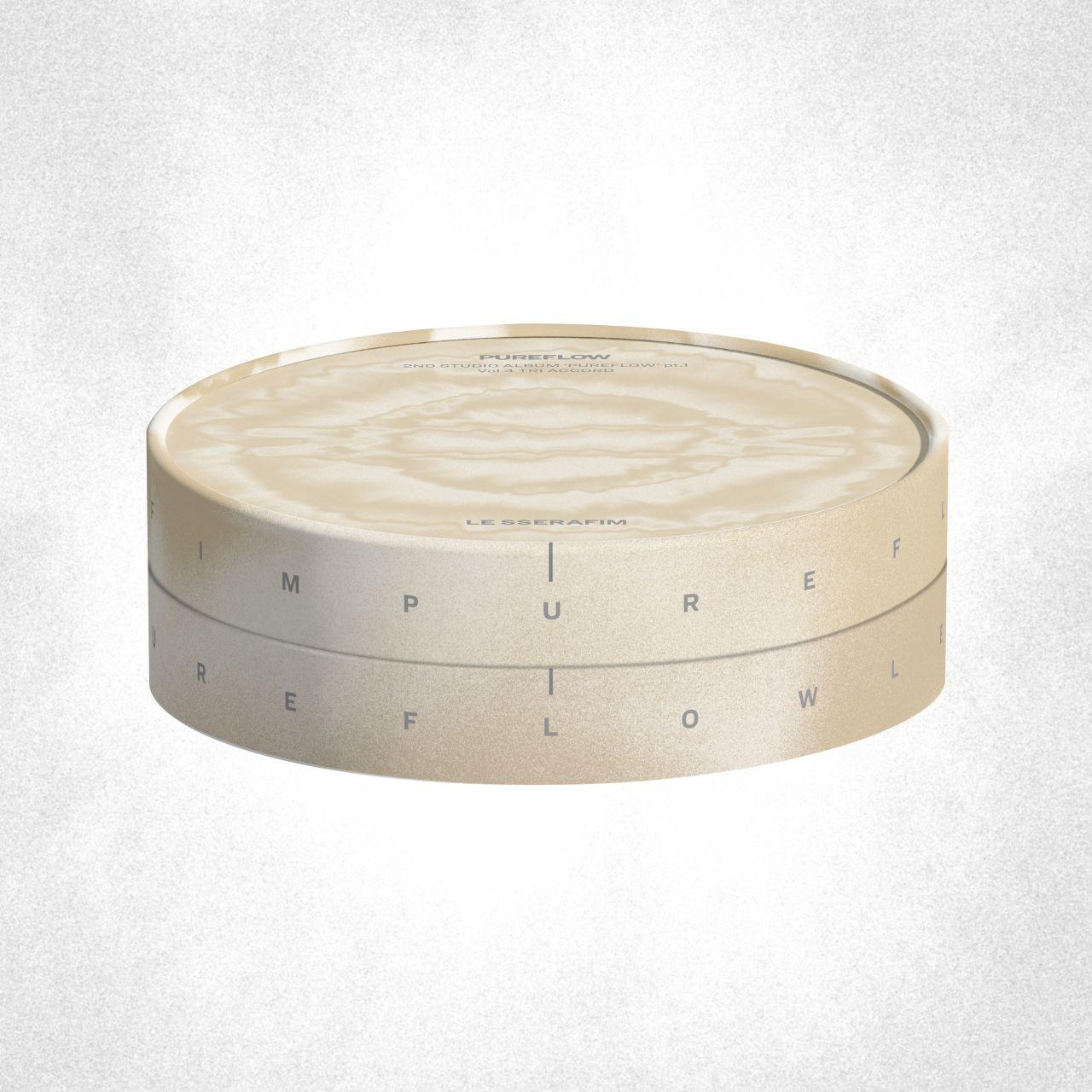 Un conteneur rond et beige avec du texte et des lettres dessus.