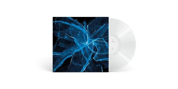 Schallplatte mit blauem, eisigem Muster auf dem Cover und transparenter Vinylscheibe.