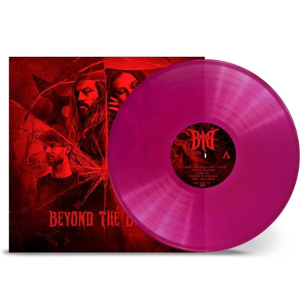 Lila Schallplatte neben einer roten LP-Hülle mit Bandfotos und zerbrochenem Glas-Design.
