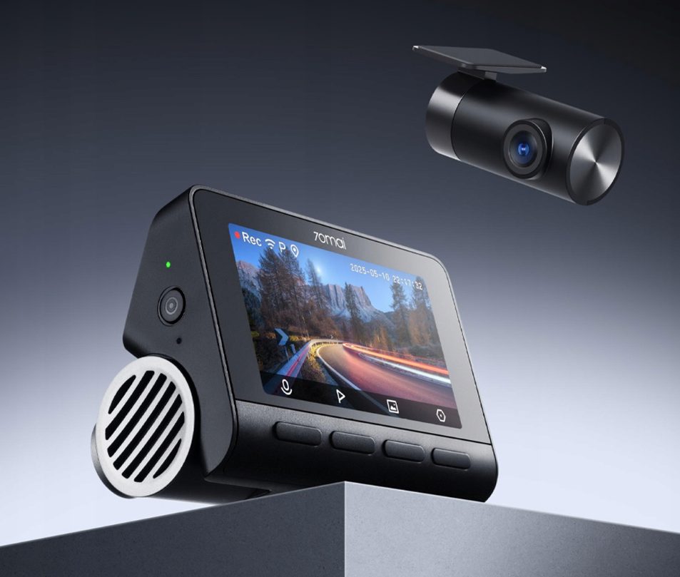 Czarna kamera samochodowa 70mai z ekranem pokazującym drogę i osobną kamerą nad nią.