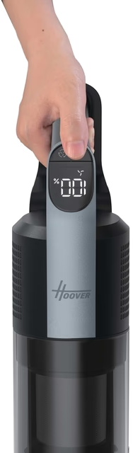 Una mano tiene un aspirapolvere Hoover grigio con display digitale.