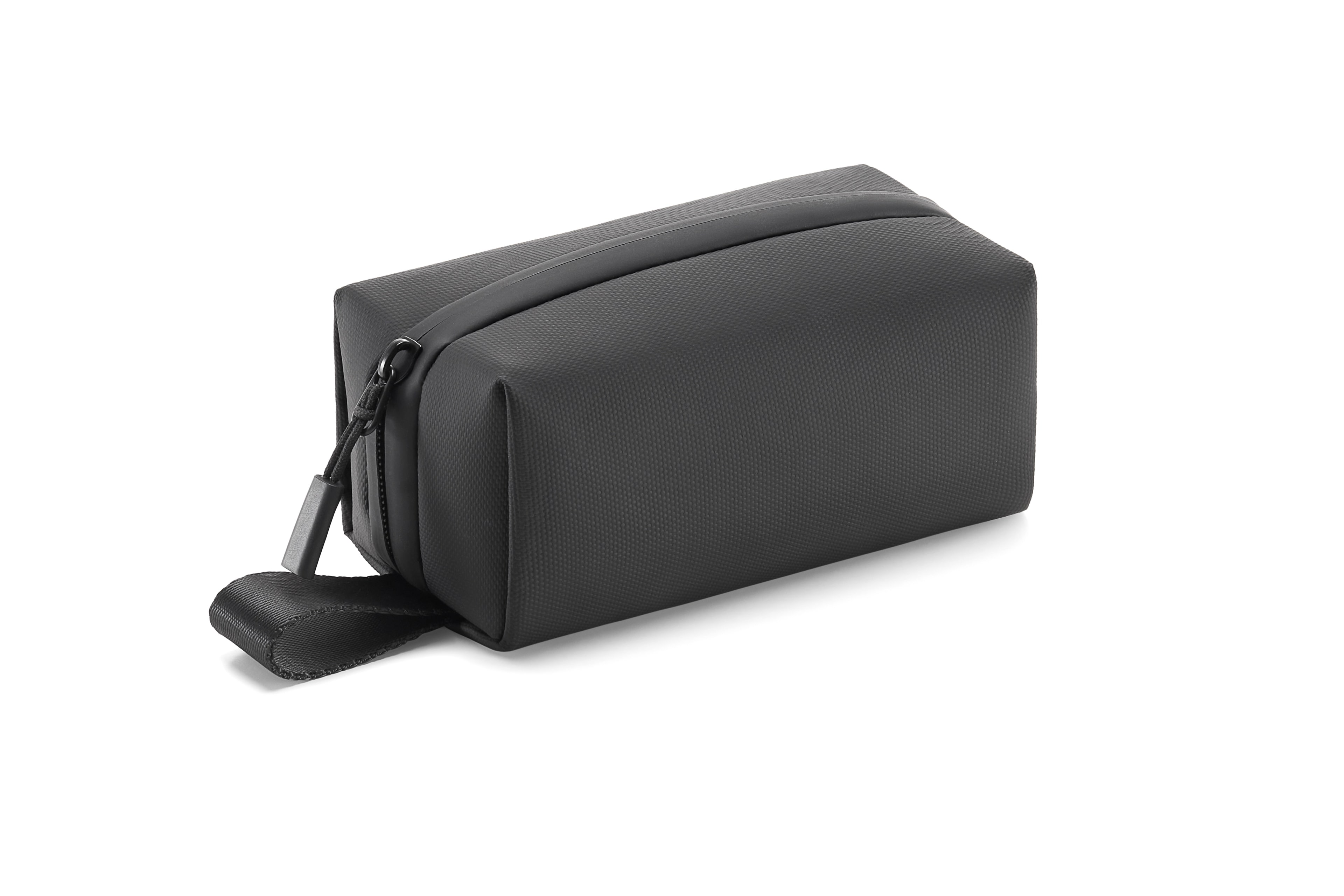 Schwarze Kulturtasche mit Reißverschluss und Trageschlaufe auf weißem Hintergrund.