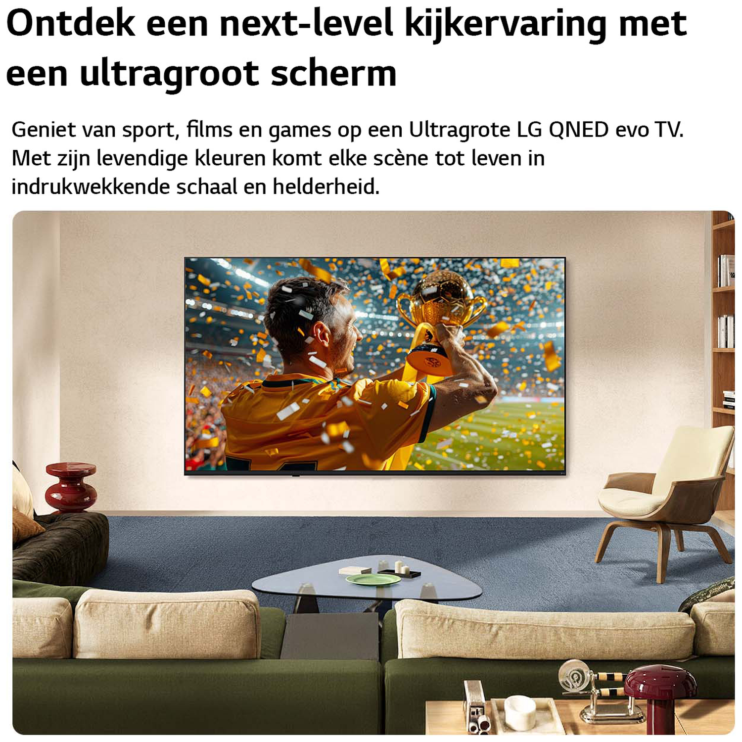 Een man in een geel shirt houdt een trofee vast voor een tv met voetbalwedstrijd.