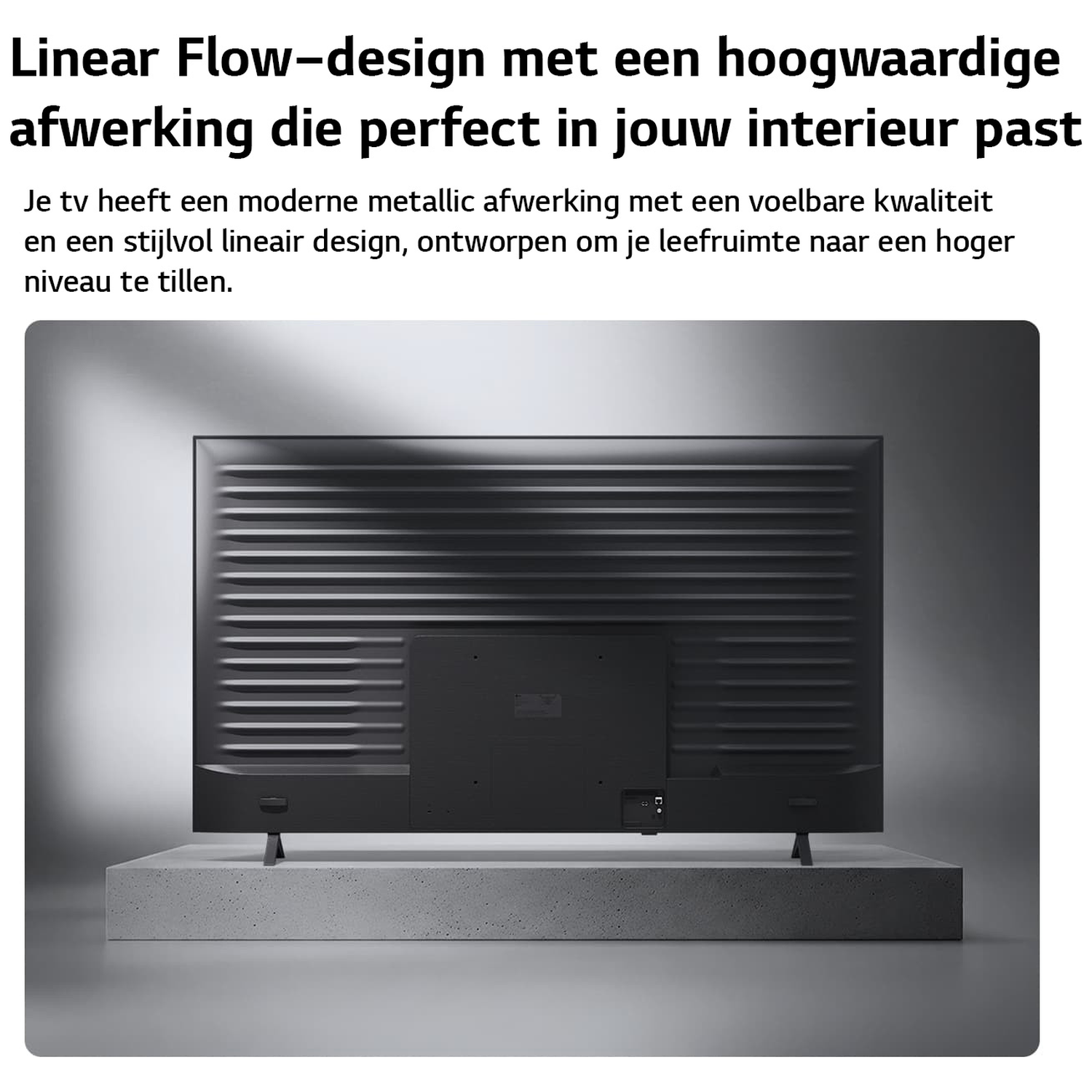 Achterkant van een zwarte tv met ribbelpatroon op stenen sokkel.