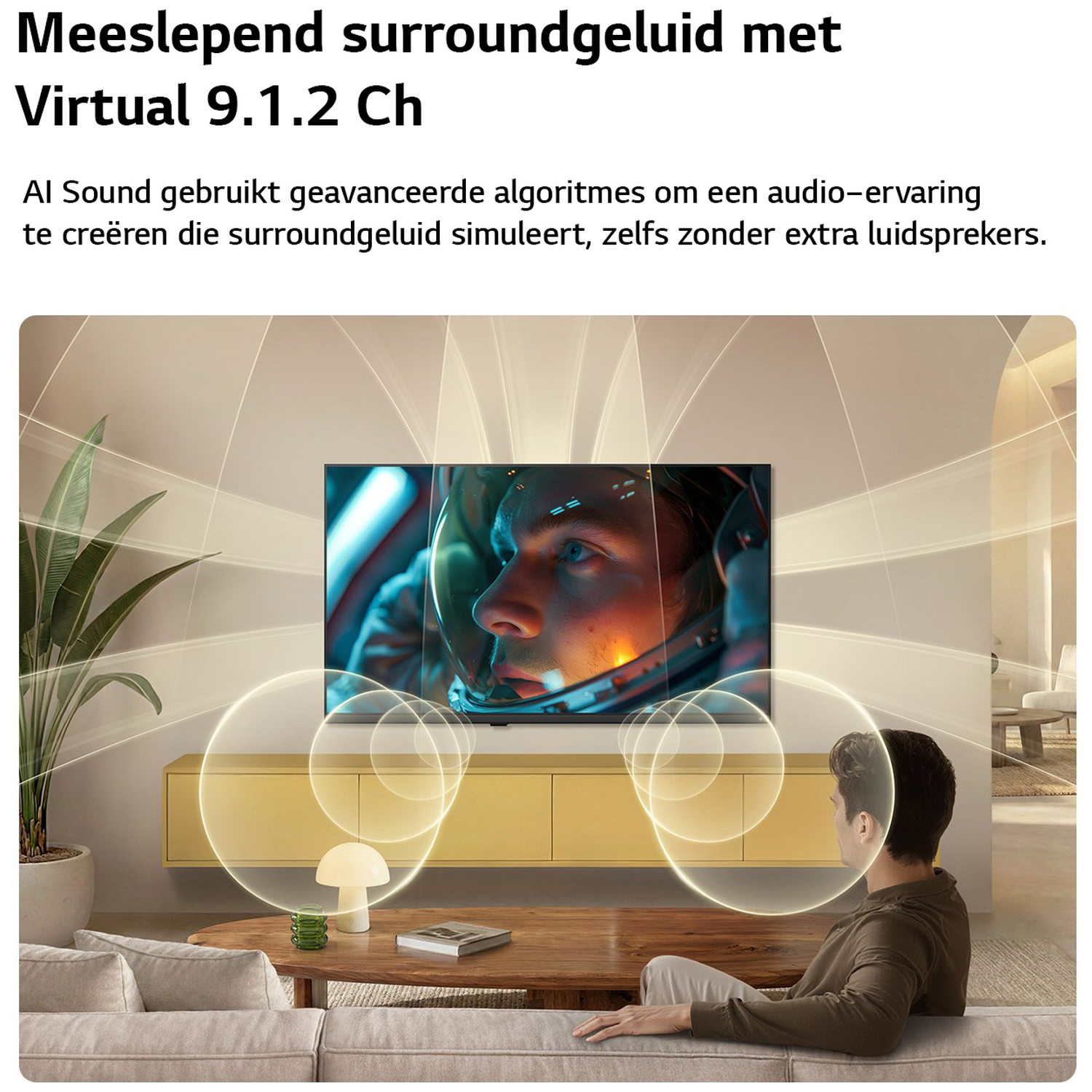 Man zit op bank TV te kijken. Geluidsgolven worden weergegeven van TV naar man.