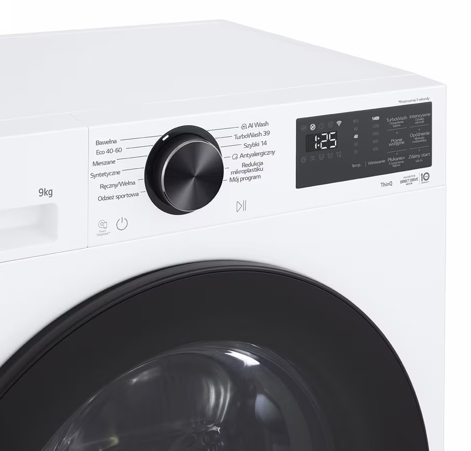 Biała pralka z czarnymi drzwiami i panelem sterowania. Wyświetlacz pokazuje 1:25.