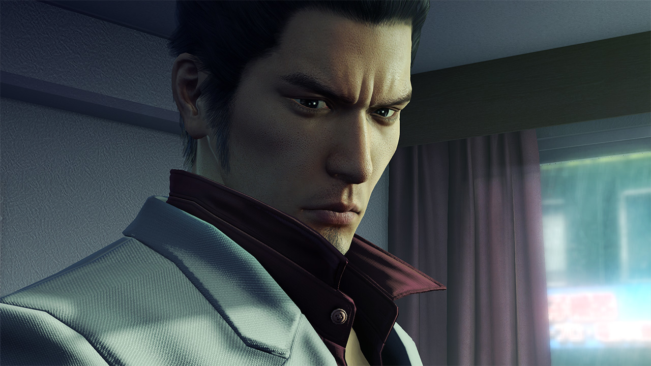 Mann in einem hellen Anzug mit dunklem Hemd blickt nach unten.