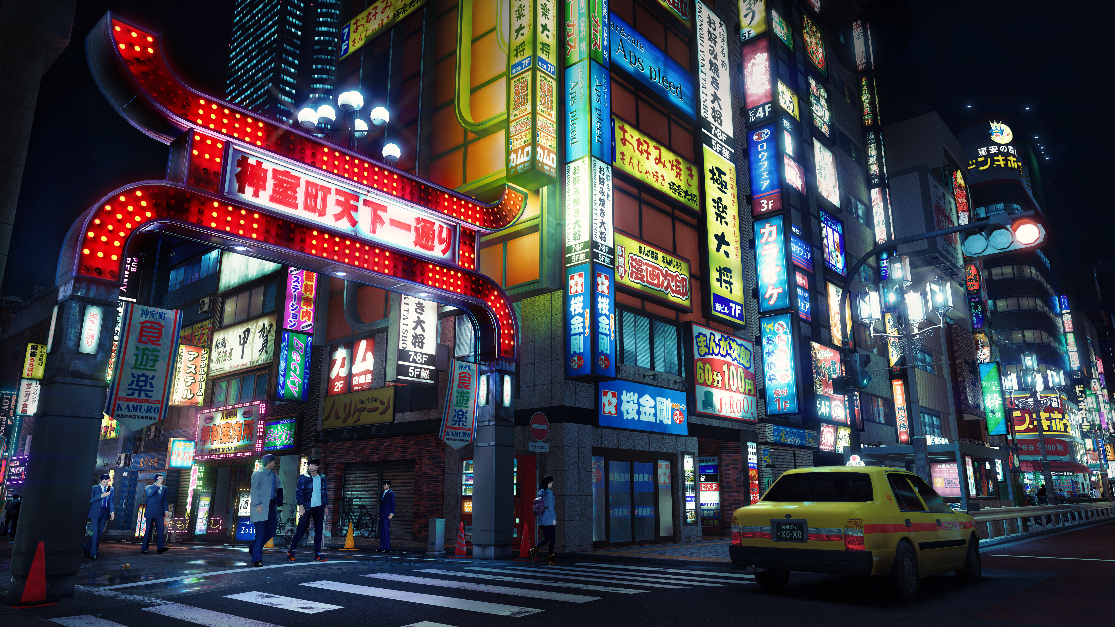 Eine belebte japanische Straße bei Nacht mit vielen leuchtenden Neonschildern und einem gelben Taxi.
