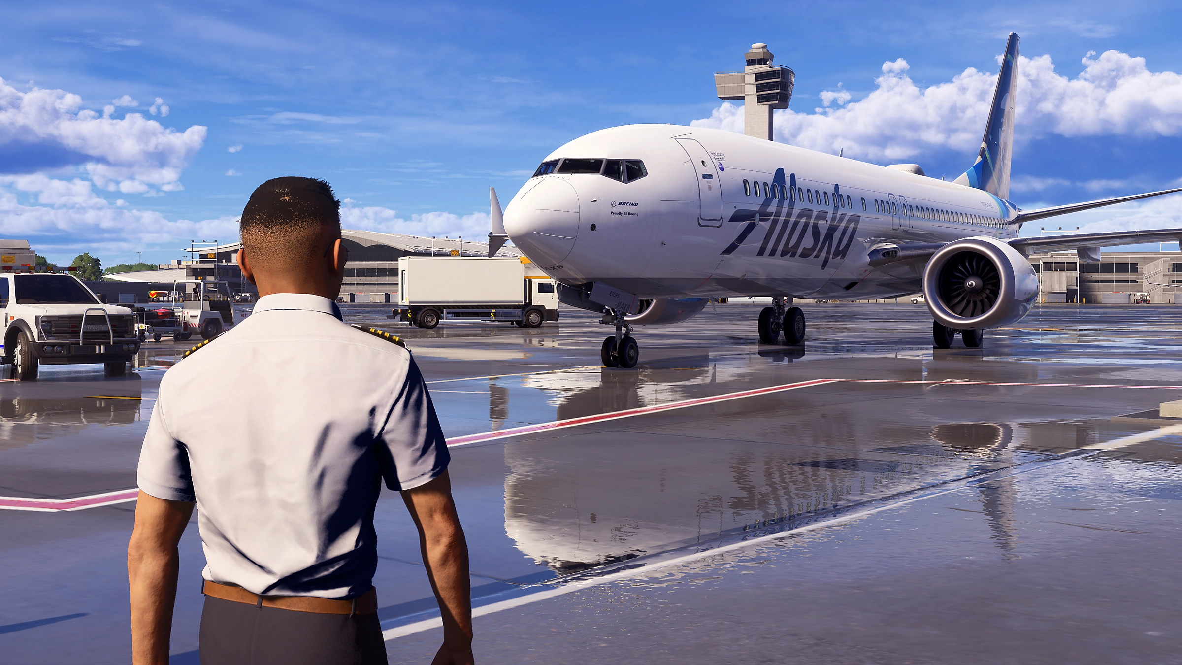 Un pilote regarde un avion Alaska Airlines sur un tarmac d'aéroport mouillé.