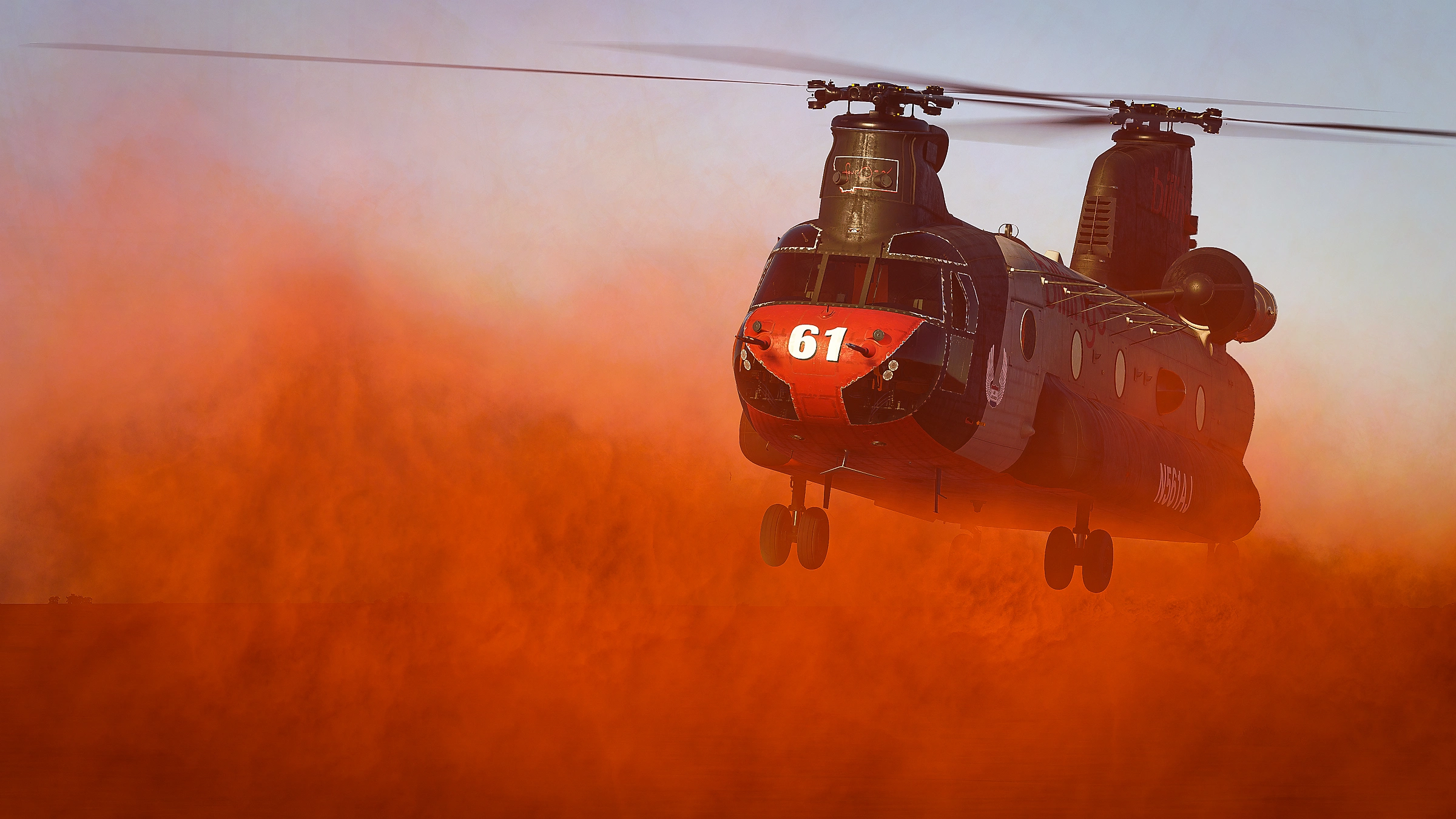 Un hélicoptère Chinook immatriculé 61 décolle, soulevant de la poussière orange.