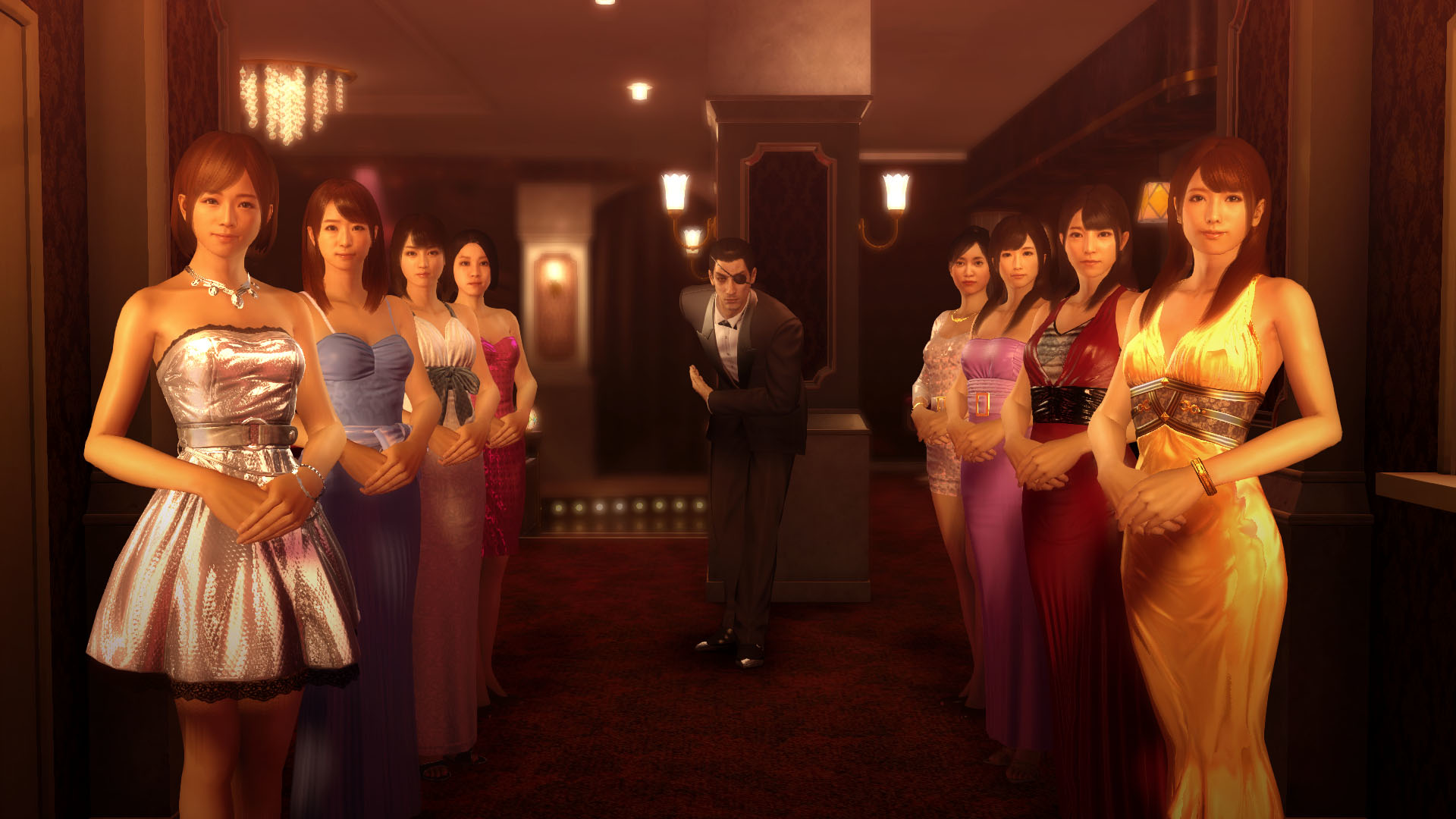 Ein Mann im Anzug und mehrere Frauen in Abendkleidern stehen in einem eleganten Raum.