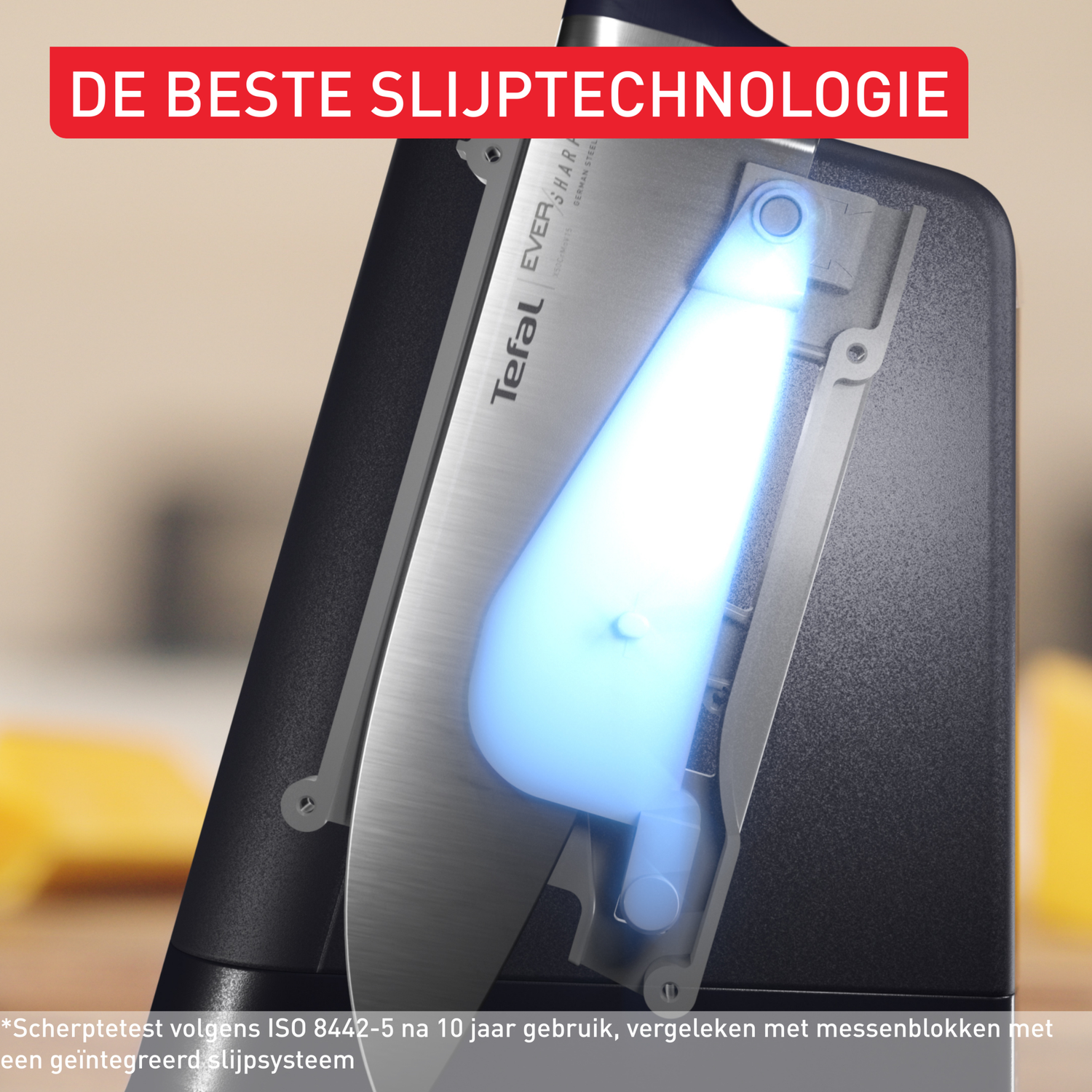 Close-up van een messenslijper met blauw licht en tekst.