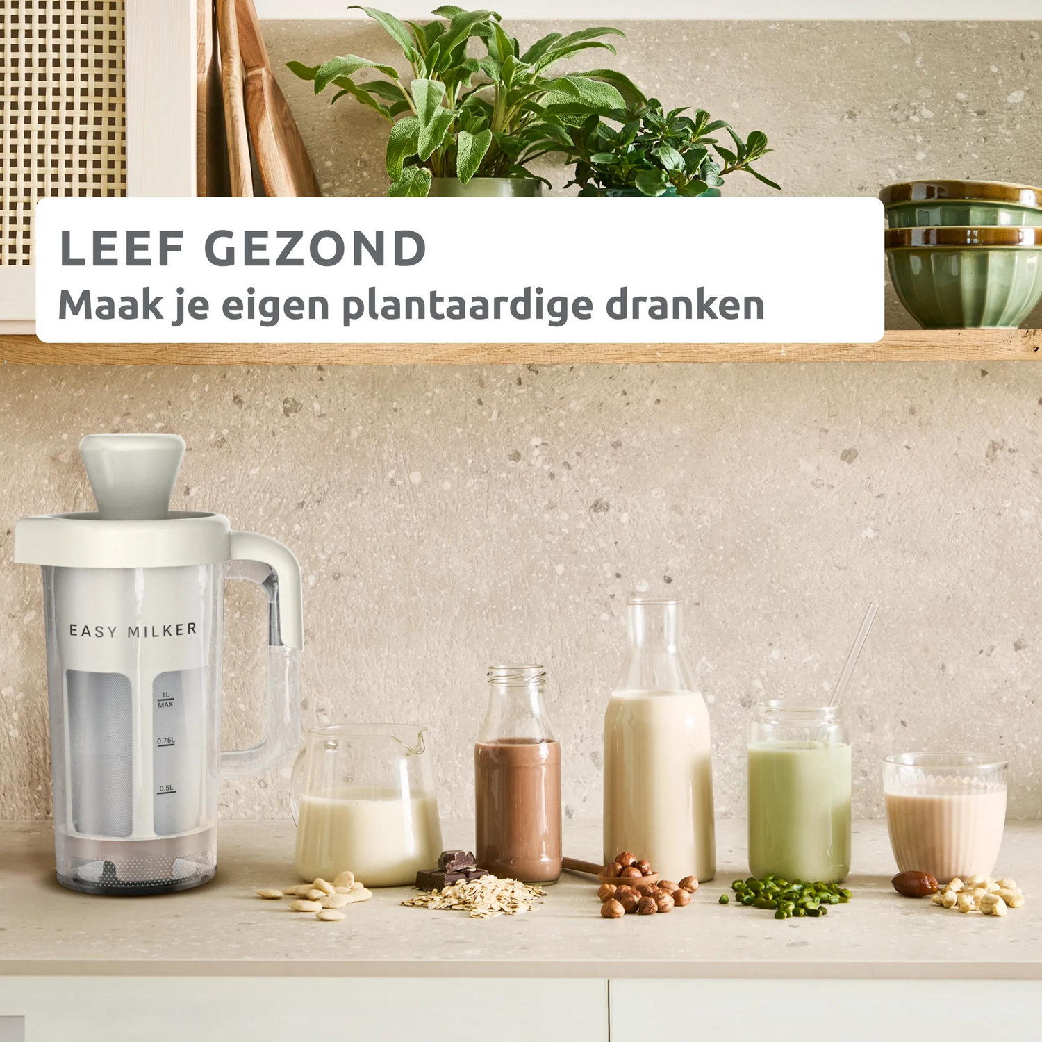 Een crèmekleurige melkopschuimer naast vier flessen en glazen met plantaardige dranken en noten.