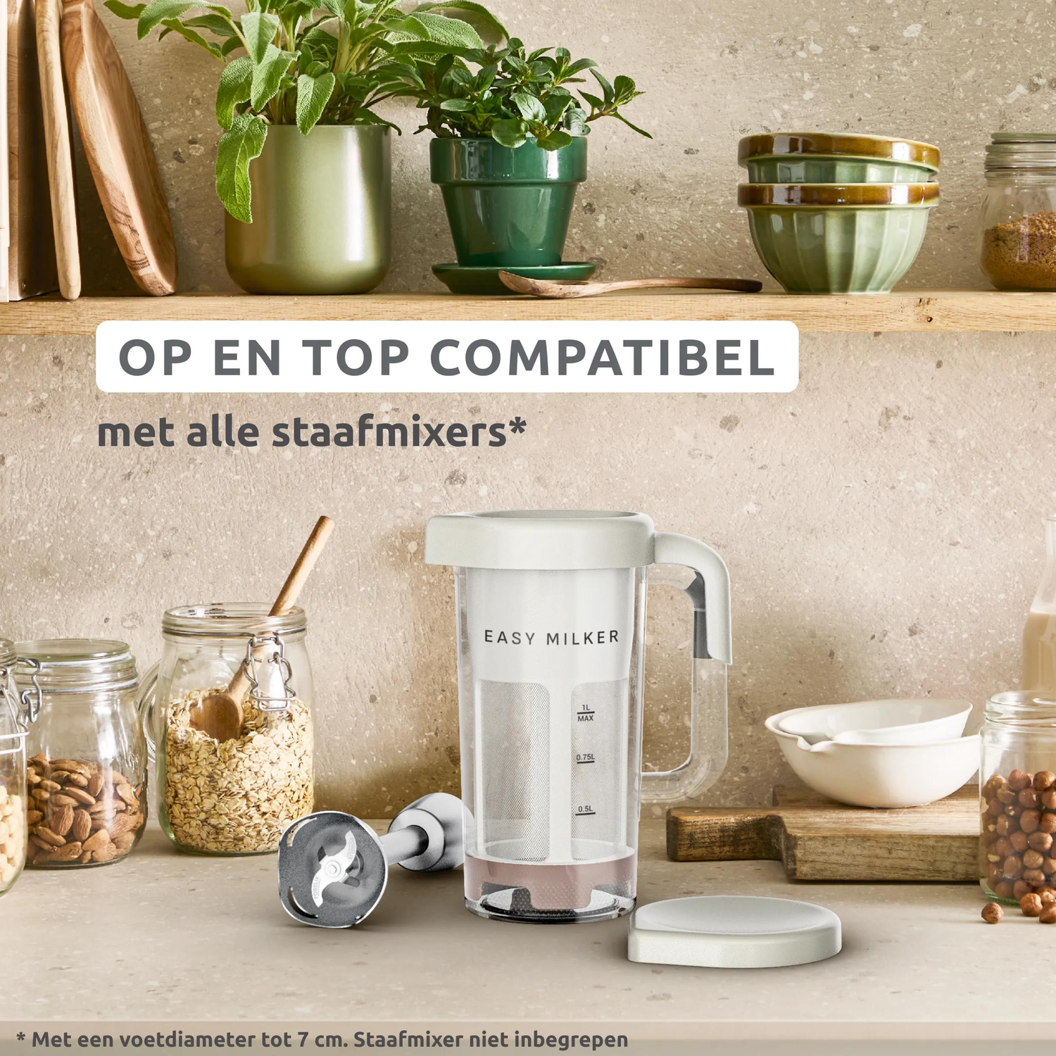 Keukengerei, waaronder een melkopschuimer, potten met havermout en noten.