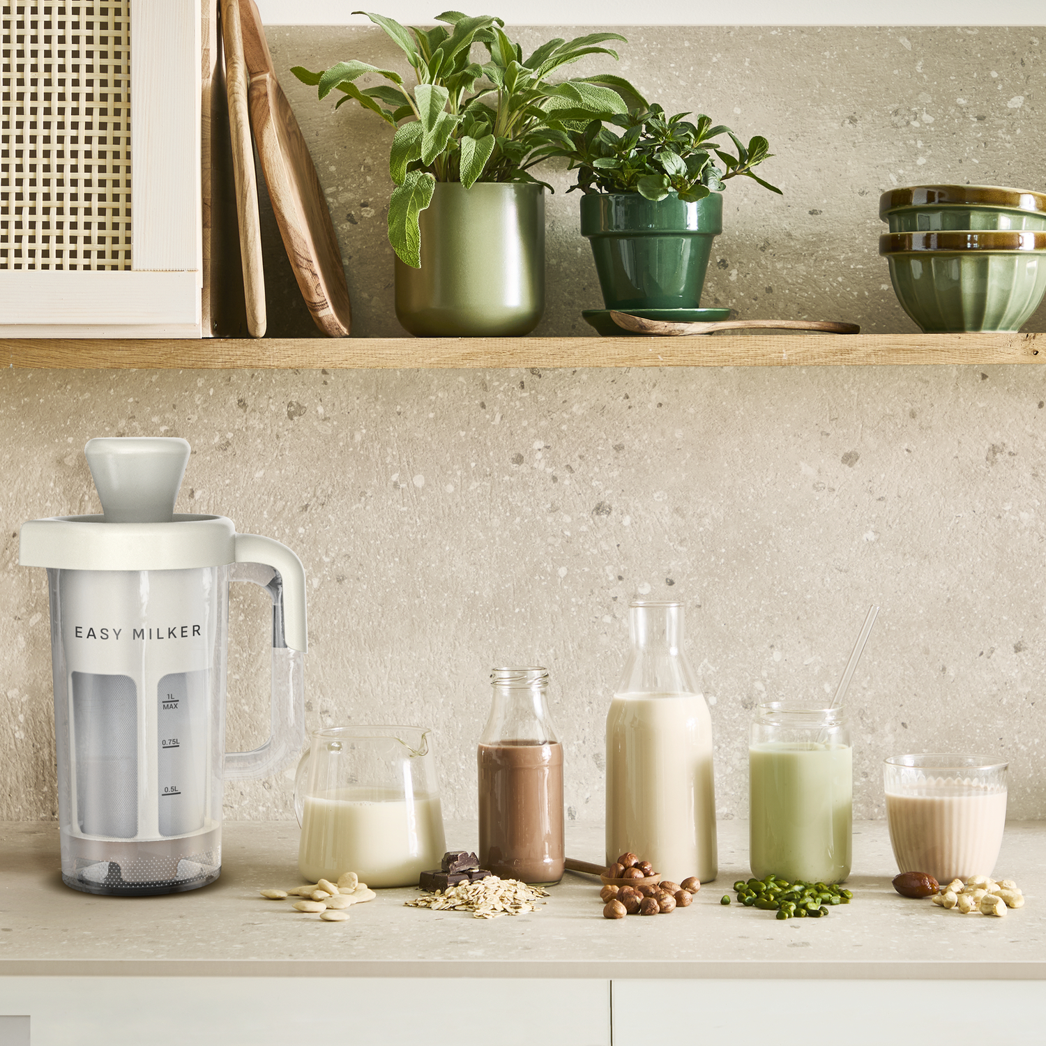 Een Easy Milker op een aanrecht met diverse dranken en noten.
