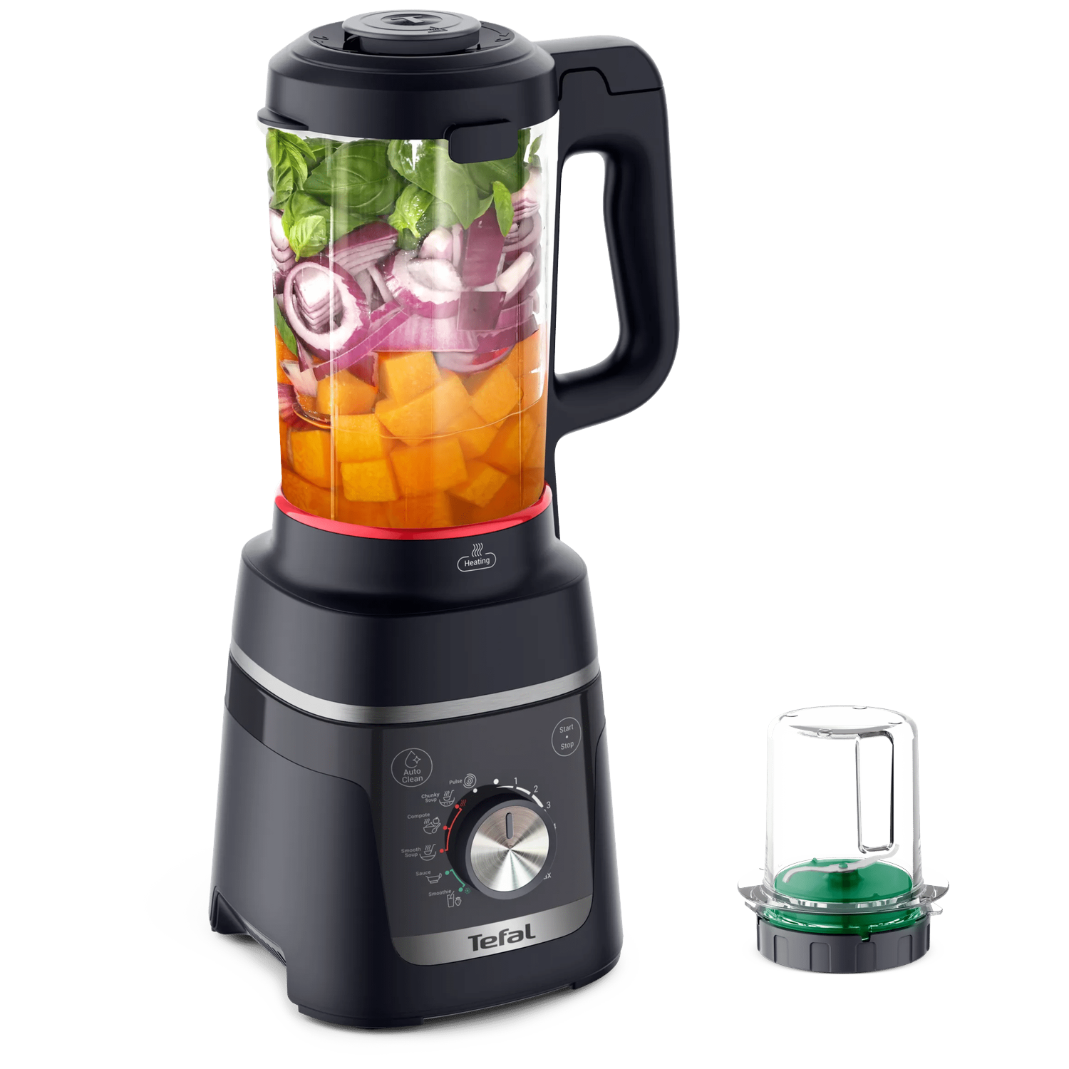 Zwarte blender gevuld met pompoen, uien en kruiden. Een kleine container ernaast.