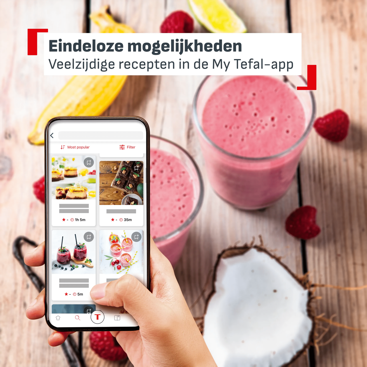 Hand met smartphone met recepten. Smoothies en fruit op achtergrond.
