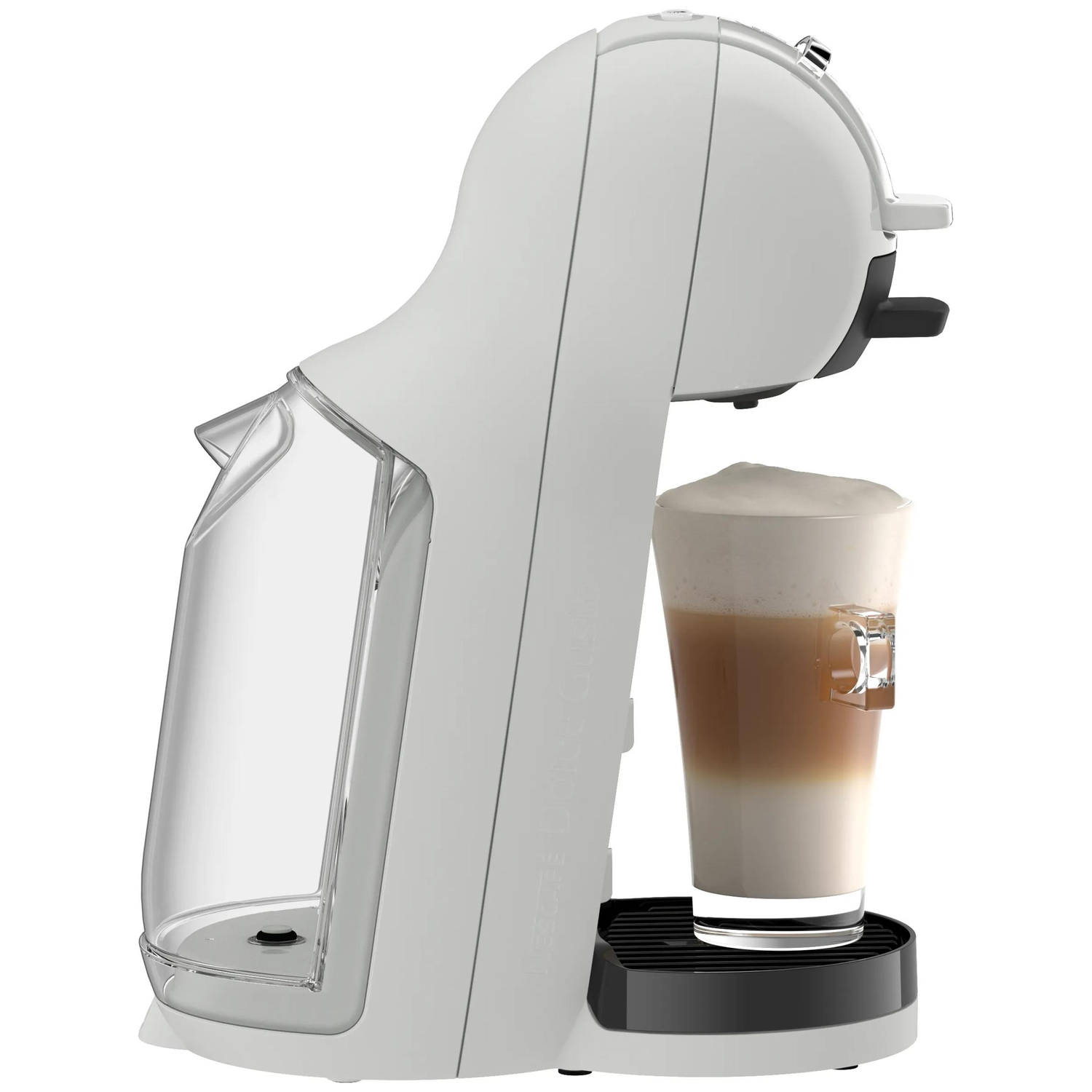 Witte koffiemachine met doorzichtig waterreservoir en een glas latte macchiato.