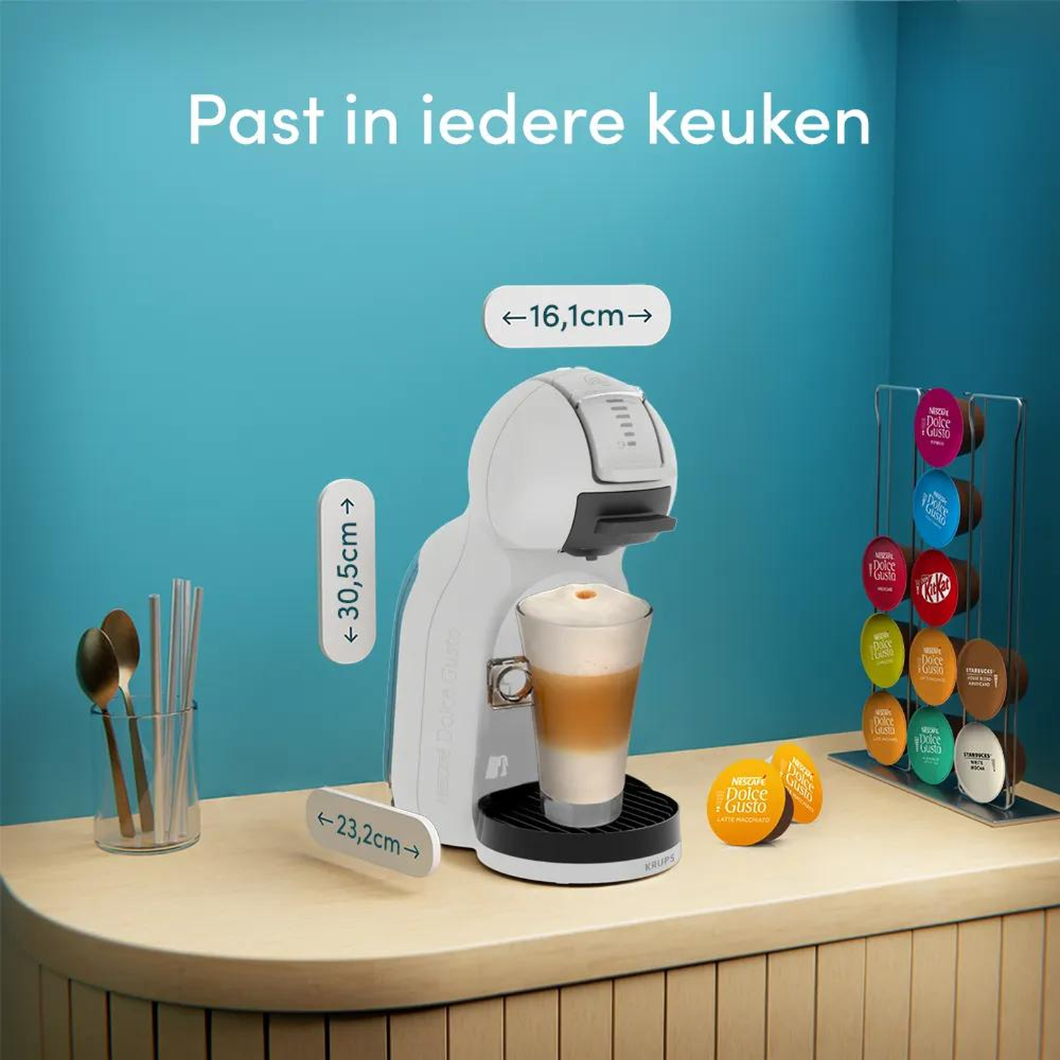 Een witte Dolce Gusto koffiemachine met een latte macchiato en cups.