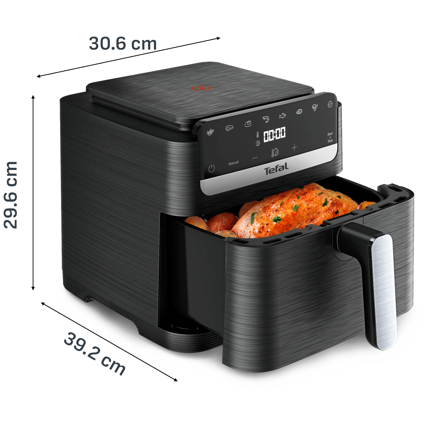 Een zwarte airfryer met gebraden kip en aardappelen in de mand.