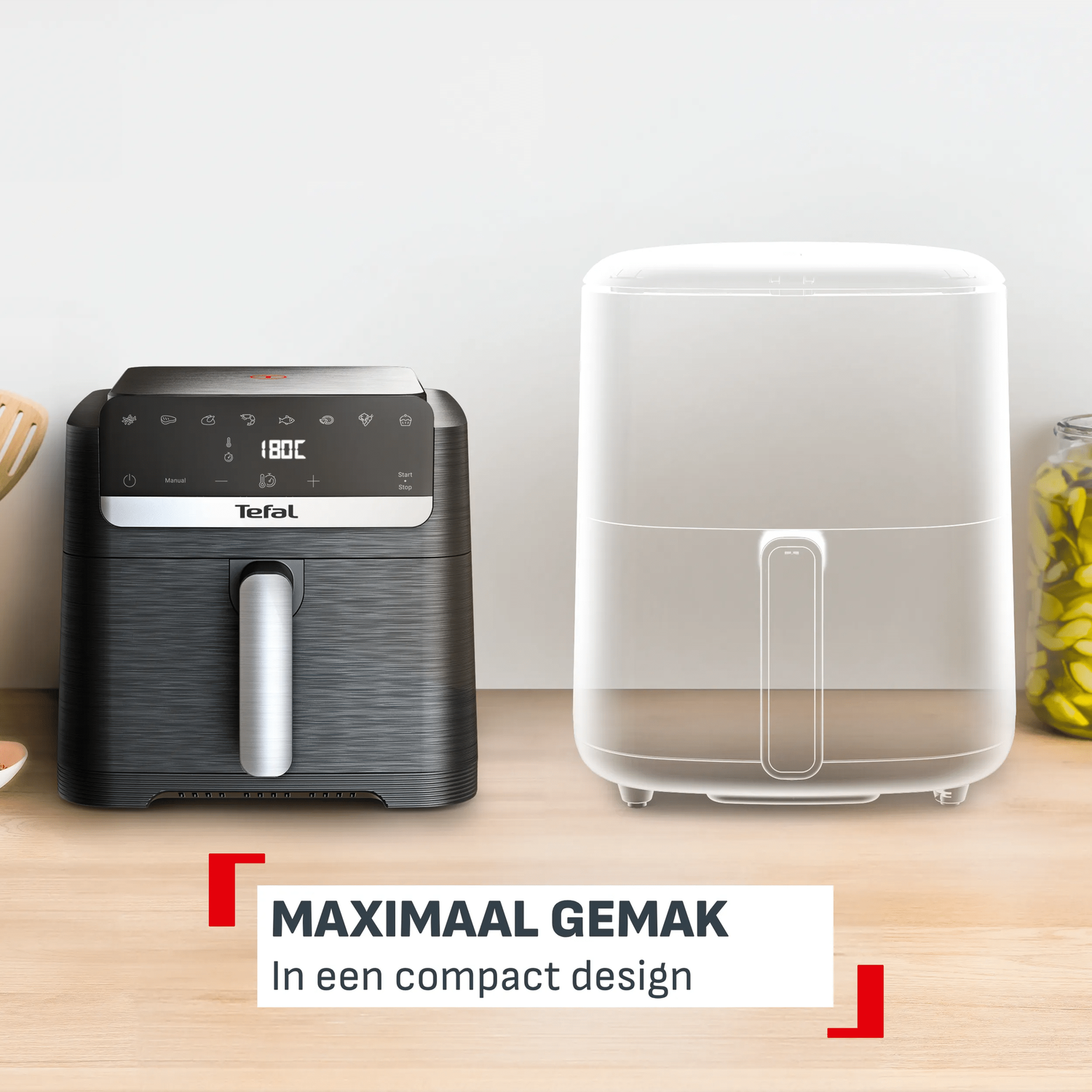 Een zwarte airfryer naast een doorzichtige omtrek. Houten oppervlak.