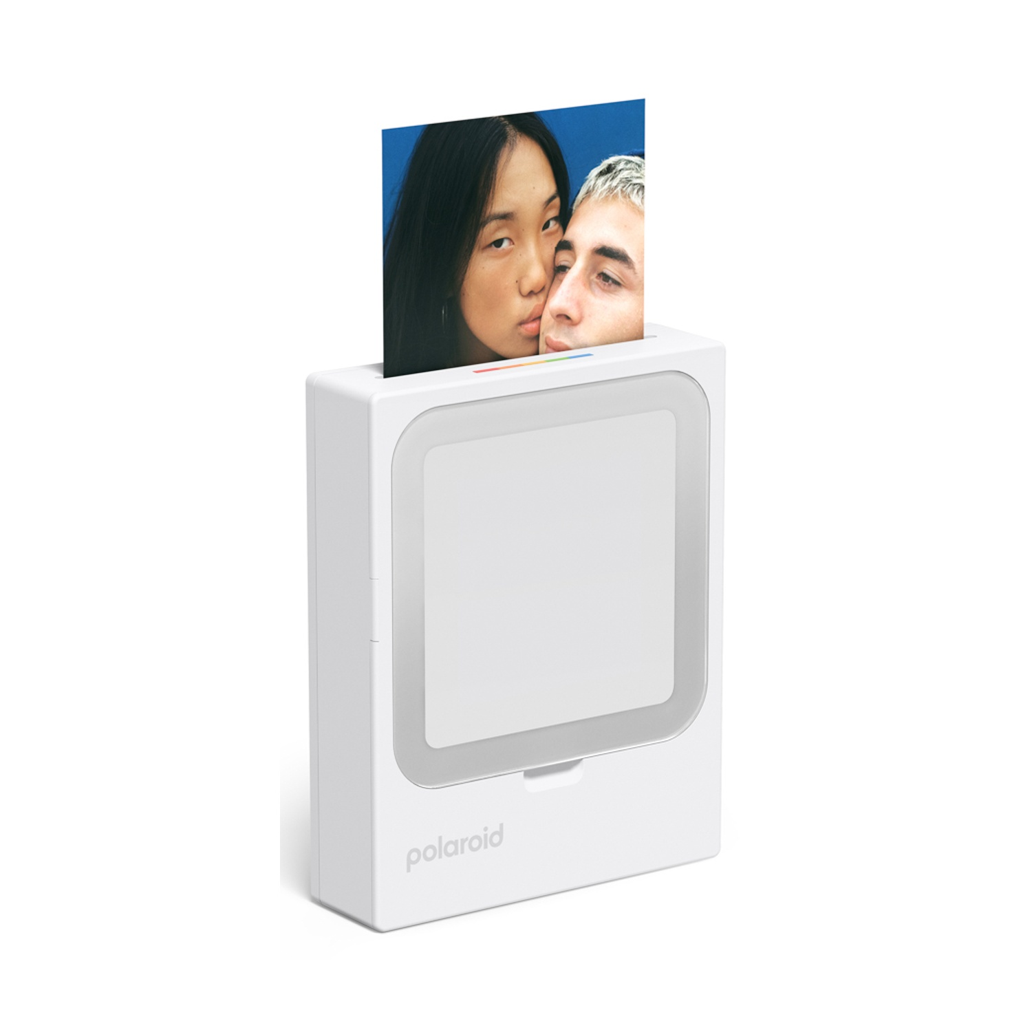 Una stampante Polaroid bianca stampa una foto di una coppia.