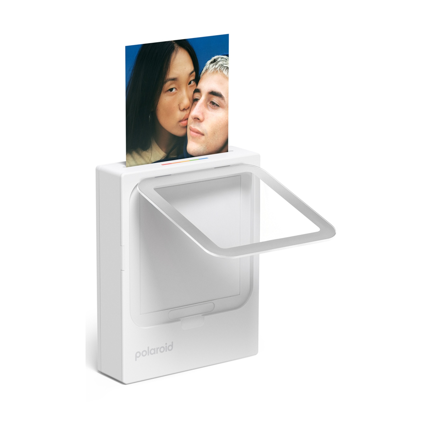 Una stampante Polaroid bianca con una foto di due persone vicine.