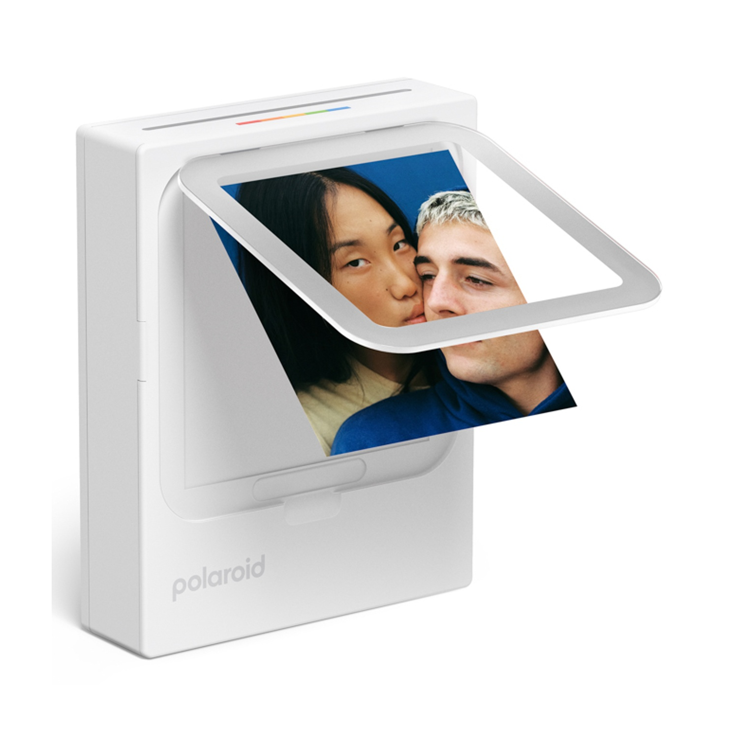 Una stampante Polaroid bianca stampa una foto di una coppia vicina su sfondo blu.