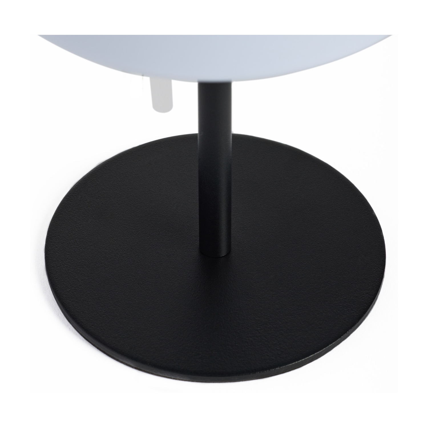 Base rotonda nera con supporto nero e paralume bianco.