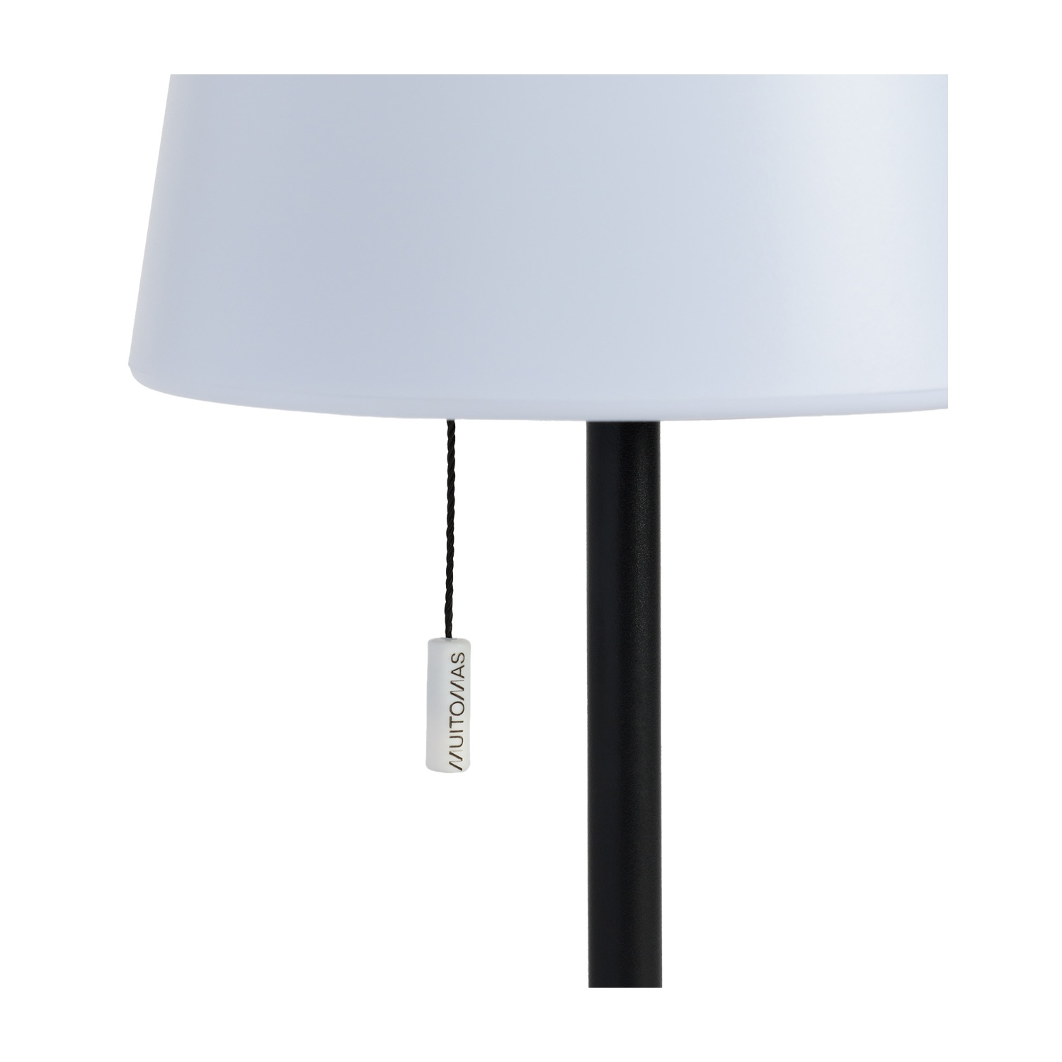 Base lampada nera con paralume bianco e interruttore.