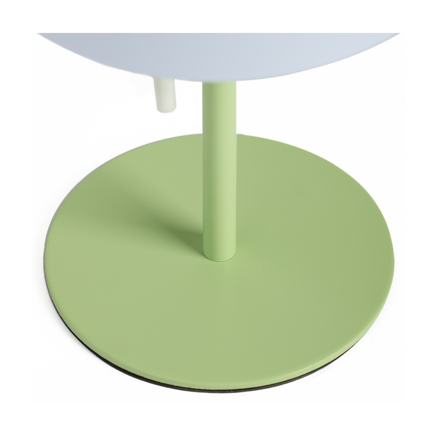 Base verde chiaro con supporto verde chiaro e paralume blu pallido.
