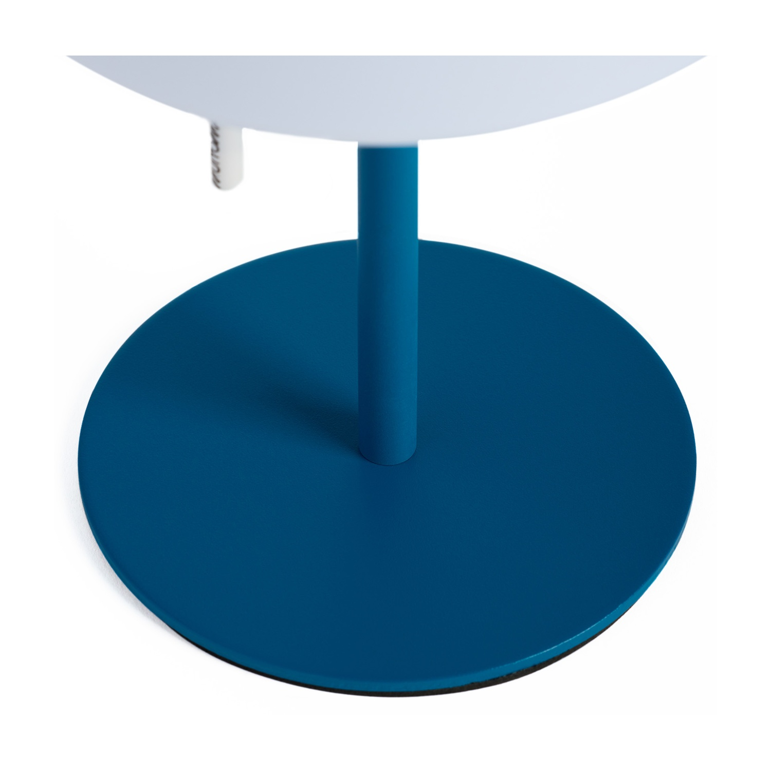 Una base di lampada rotonda blu con paralume bianco e supporto blu.